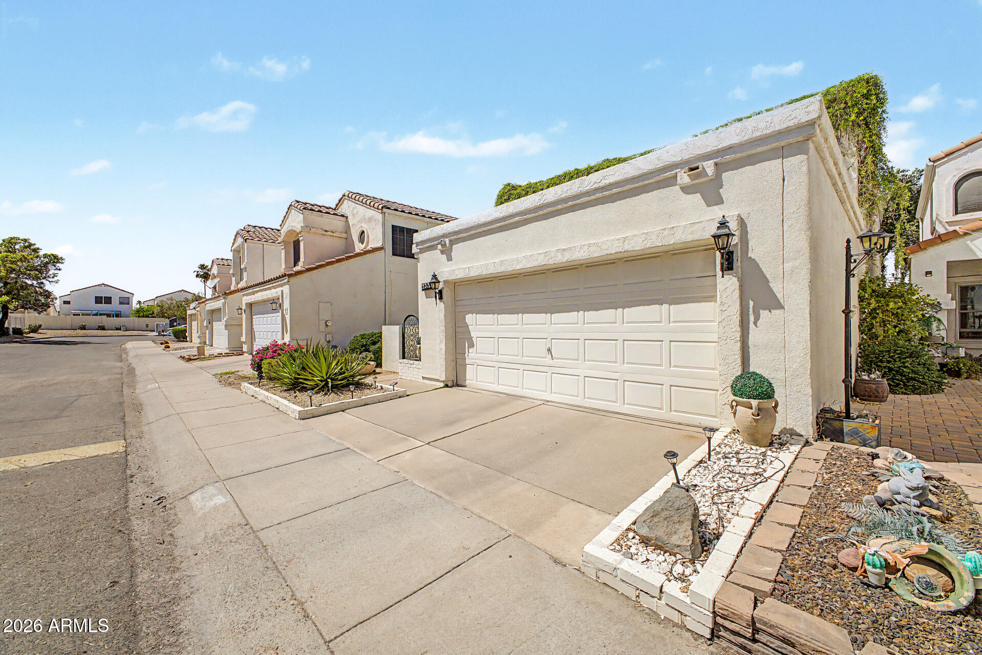 2334 E GELDING Drive