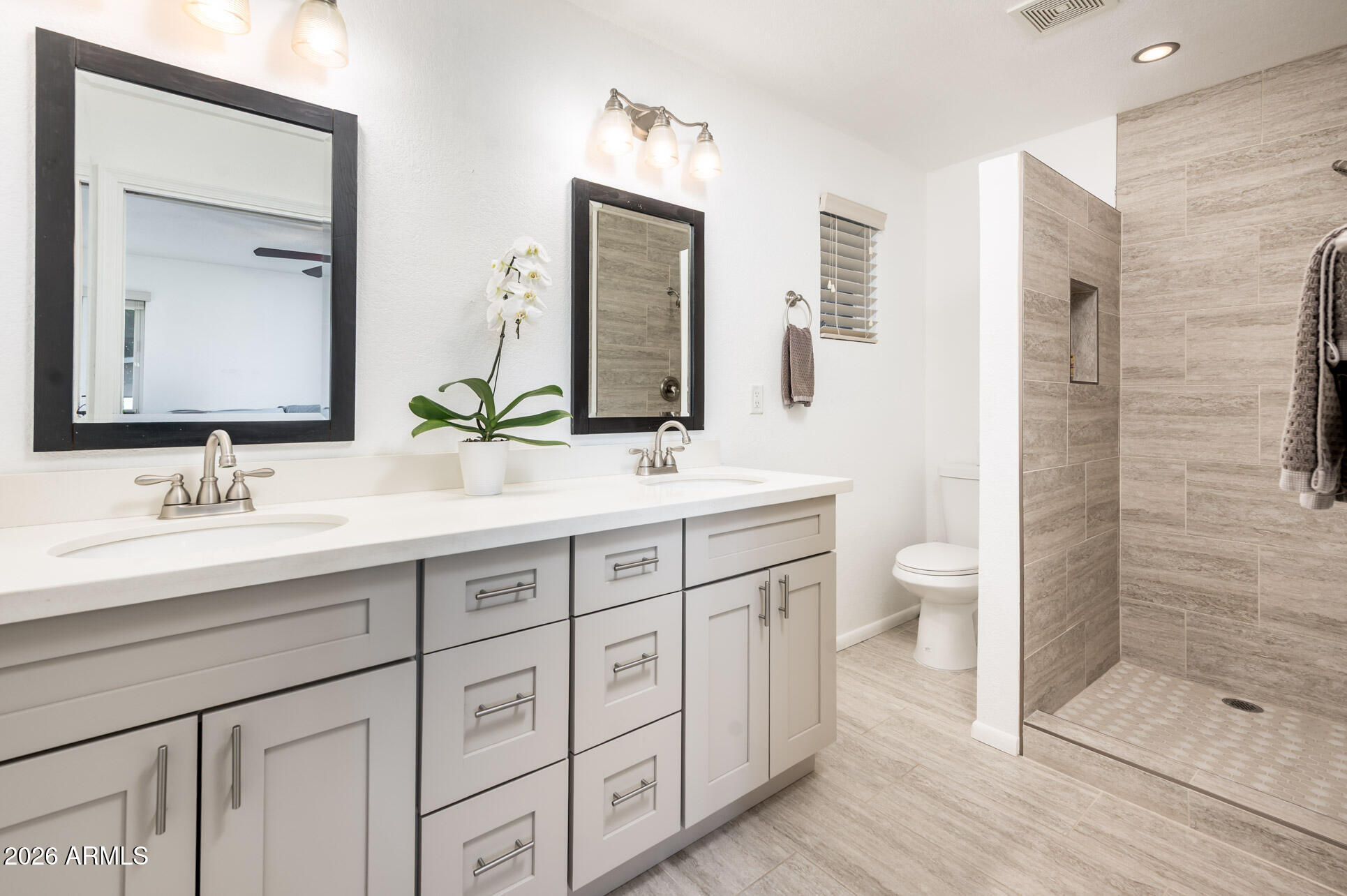 1726 W HAZELWOOD Street