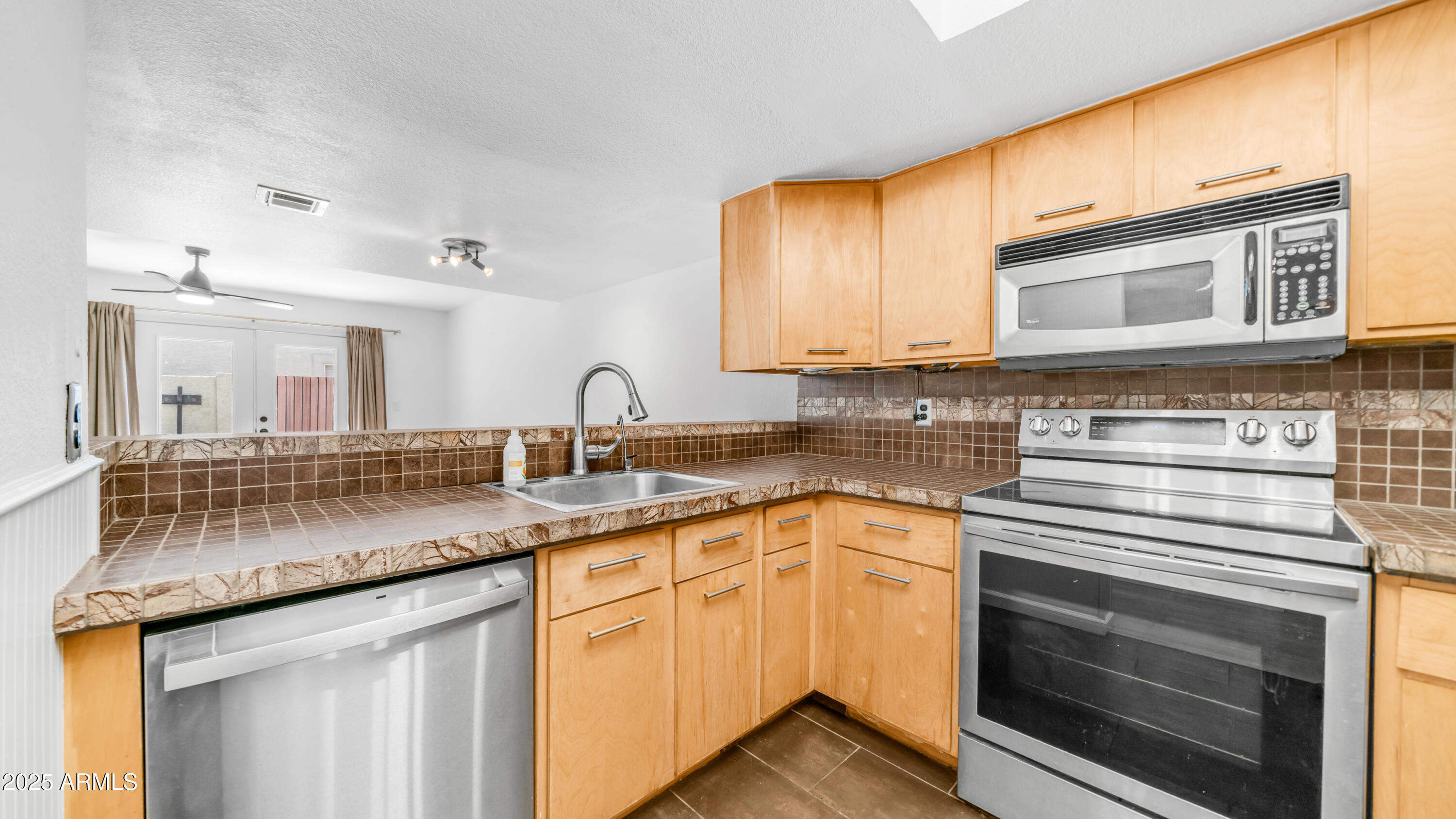 122 S HARDY Drive 28
