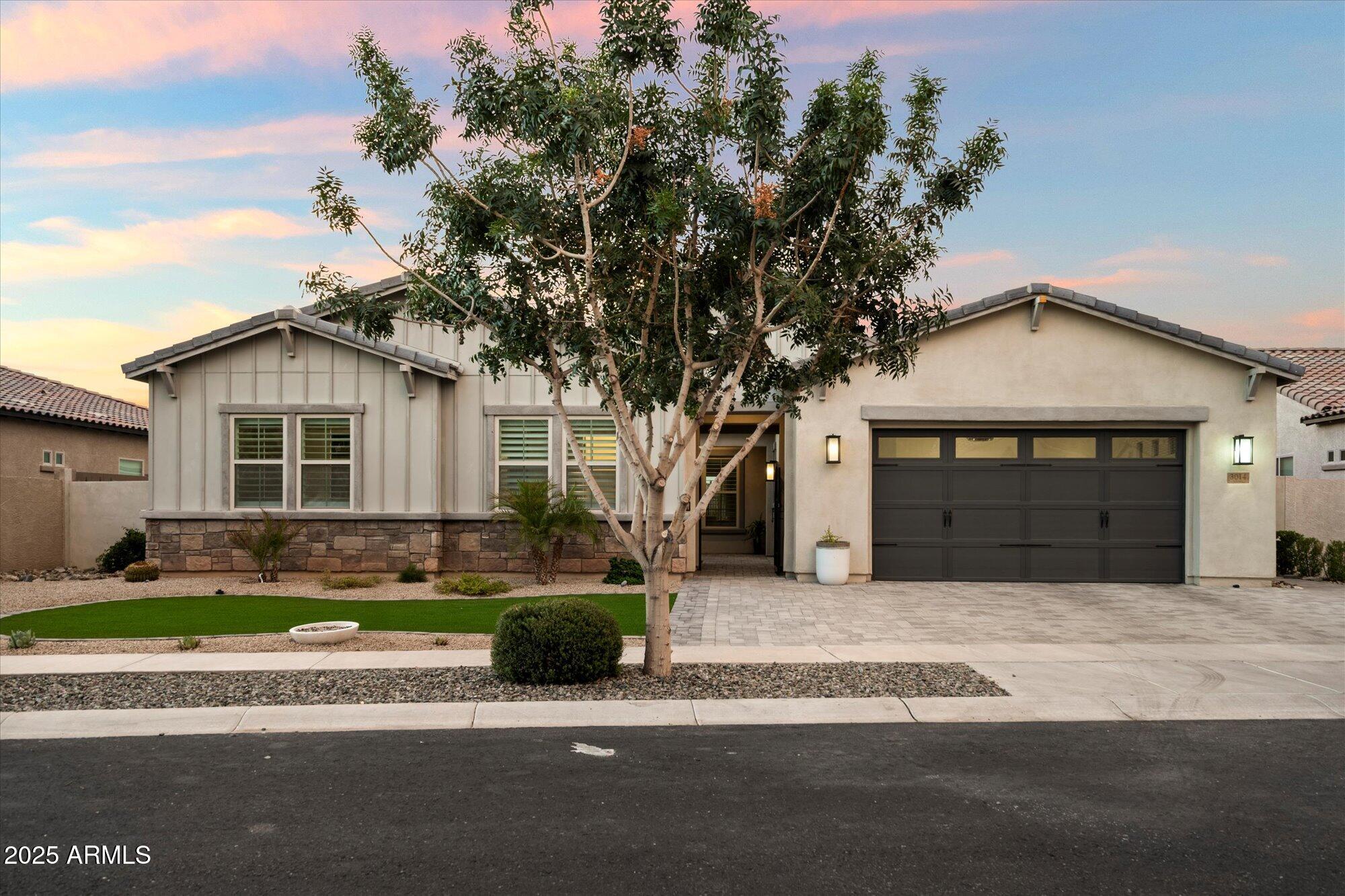 3014 E DESERT Lane