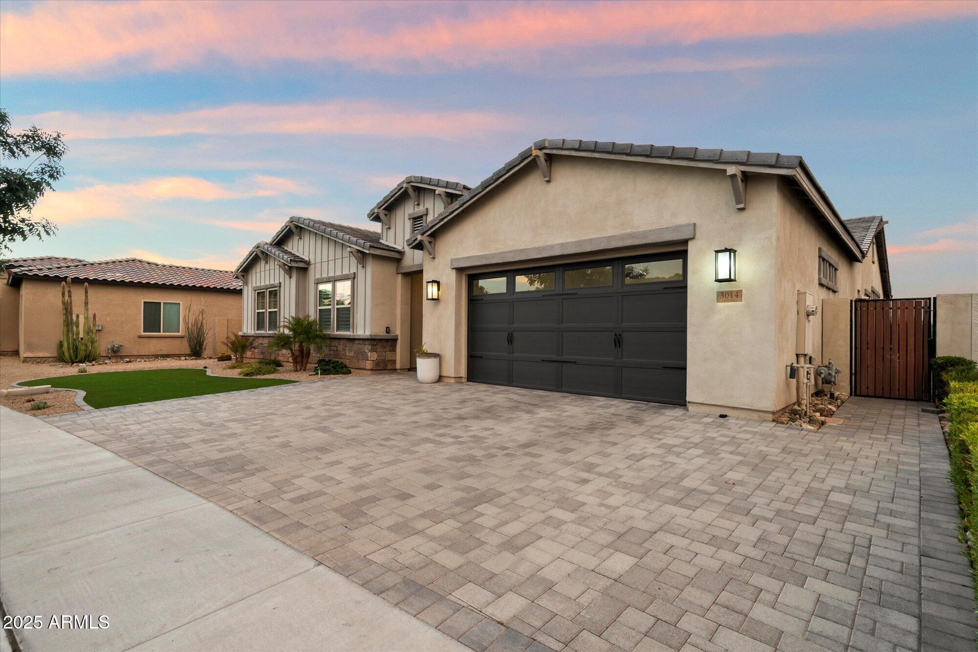 3014 E DESERT Lane