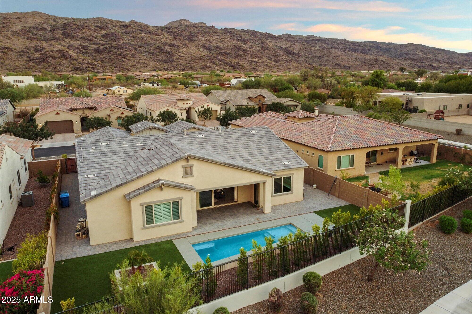 3014 E DESERT Lane