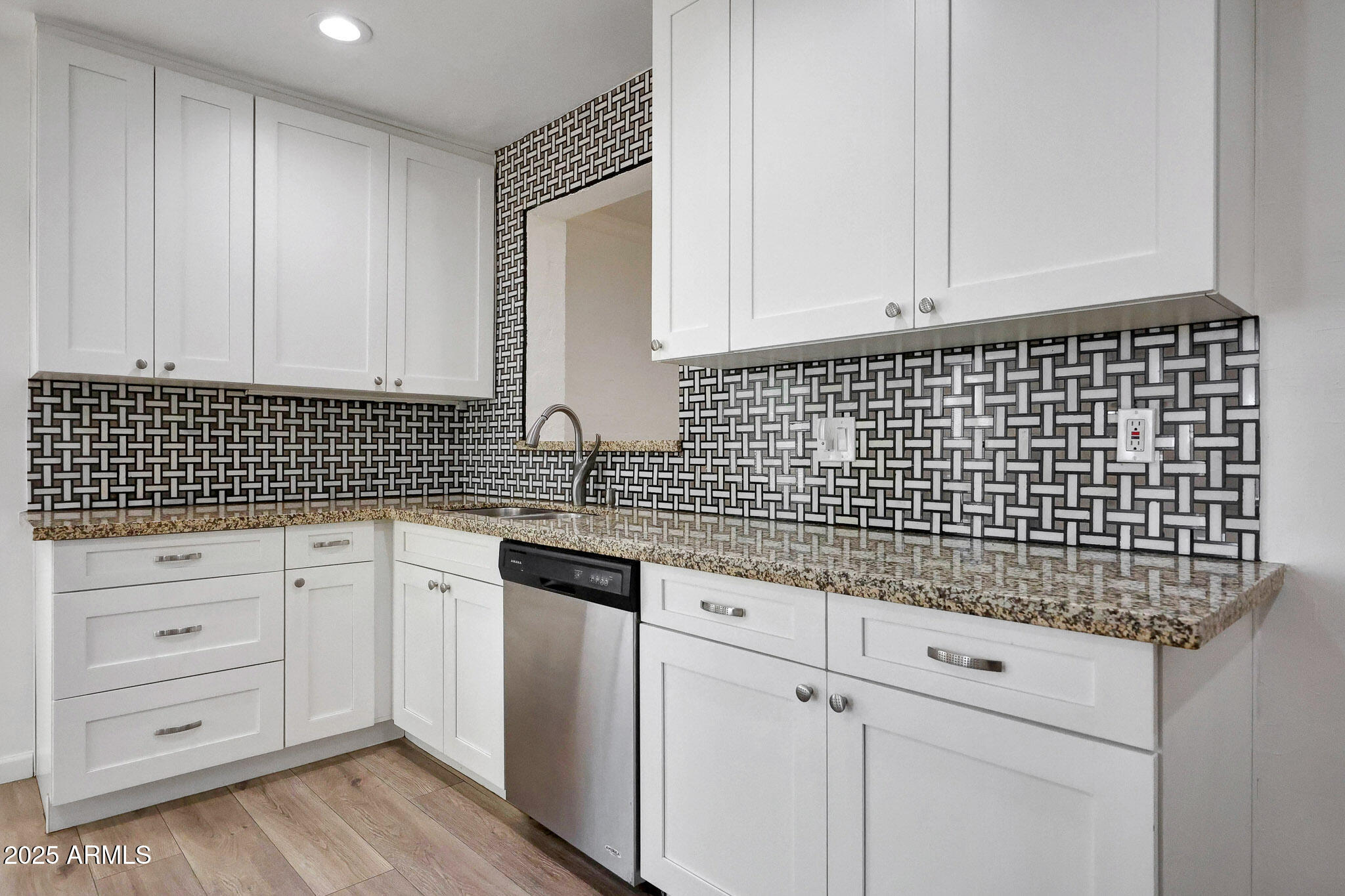 224 W GLENROSA Avenue