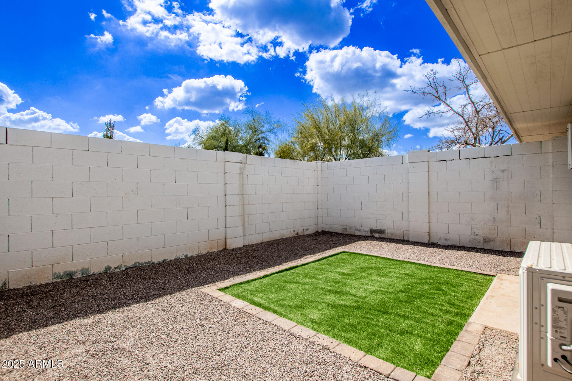 1027 E DUNLAP Avenue