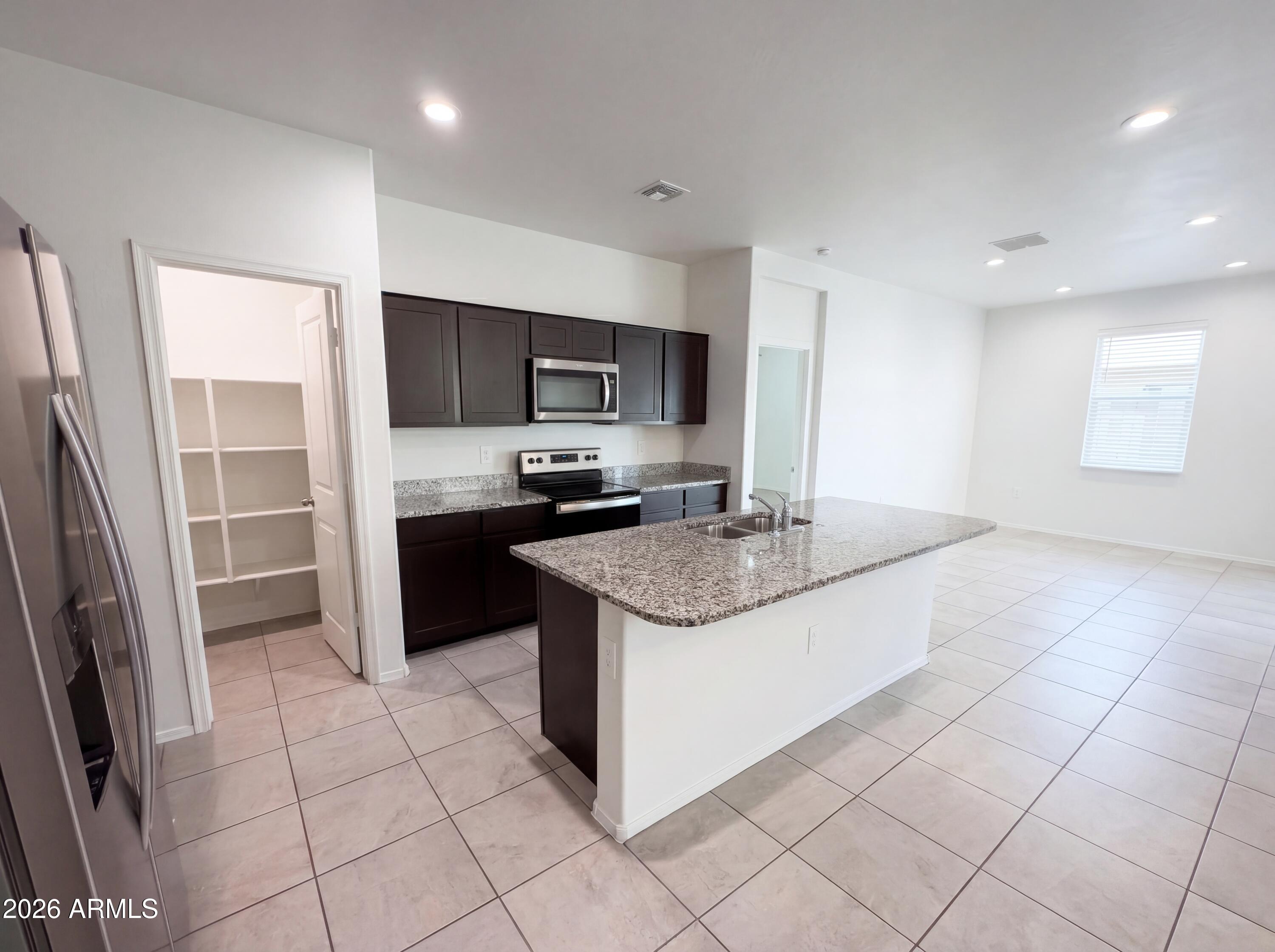 18616 W DESERT HOLLOW Drive