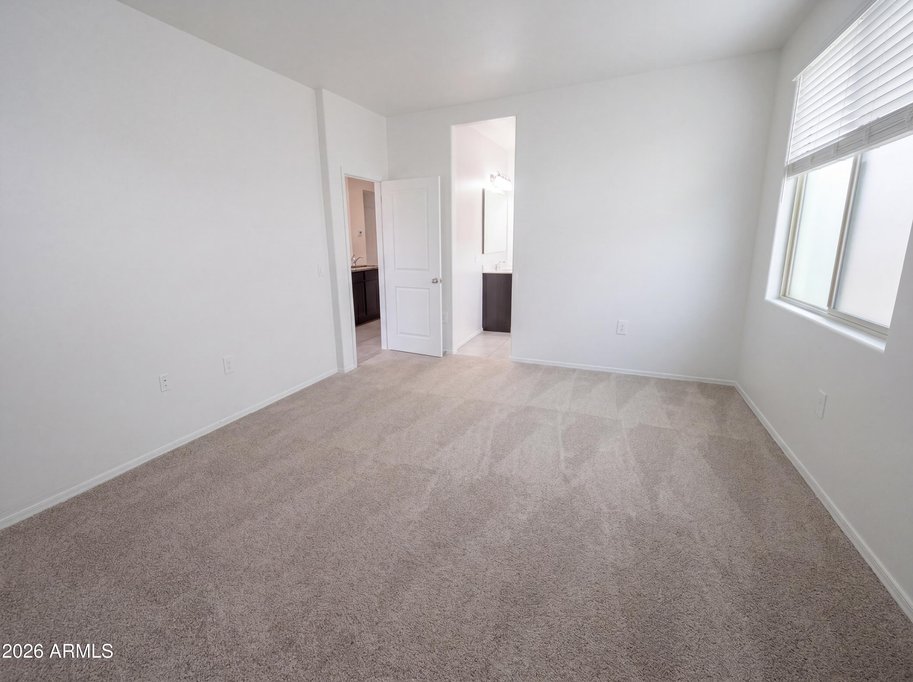 18616 W DESERT HOLLOW Drive
