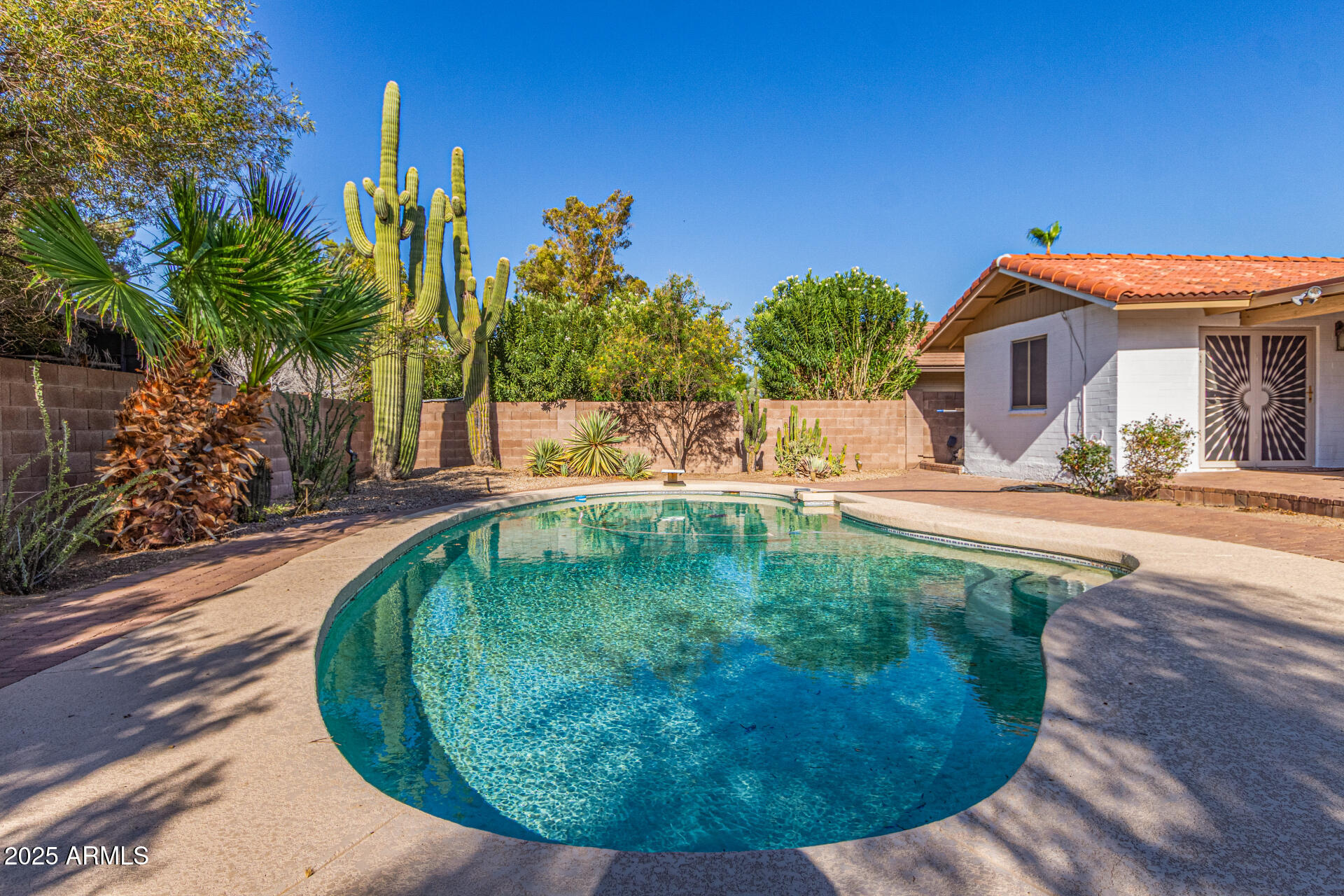 2536 E SIERRA Street