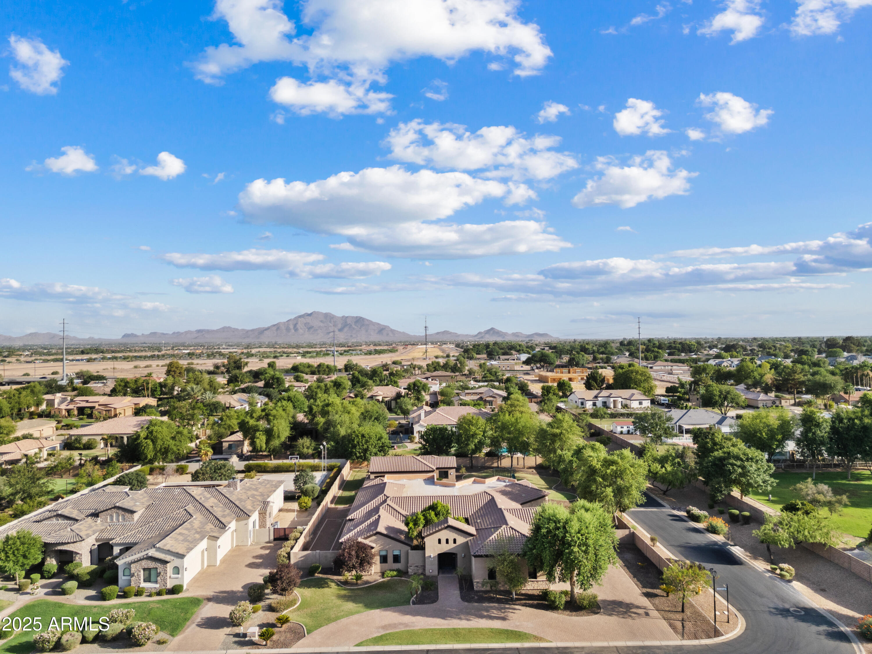 2815 E Arrowhead Trail