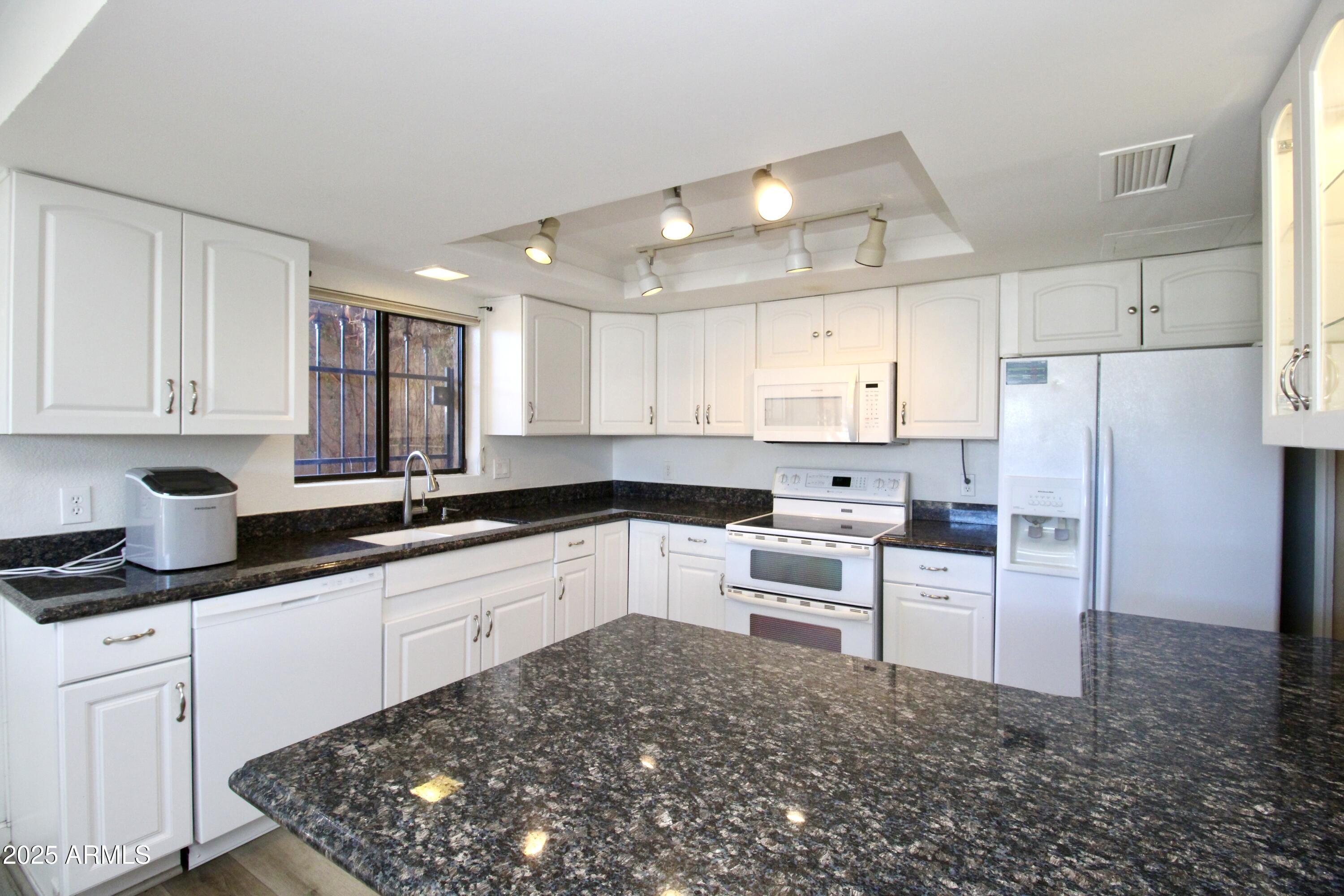 5330 N CENTRAL Avenue 19