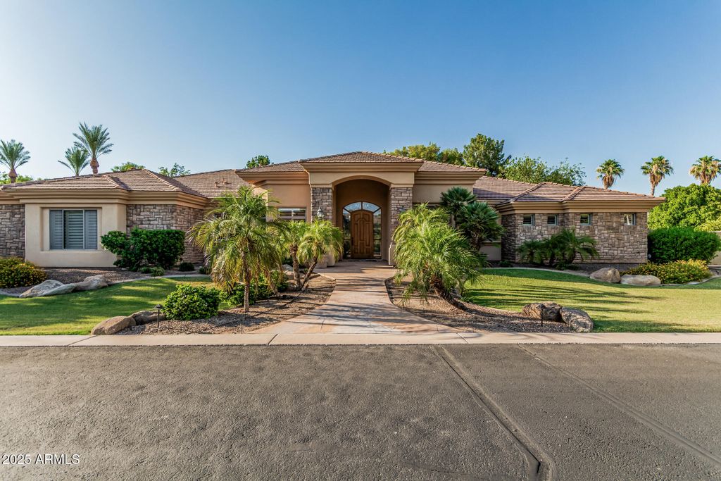 Photo of 1758 E Carver Road, Tempe, AZ 85284 (MLS # 6887215)