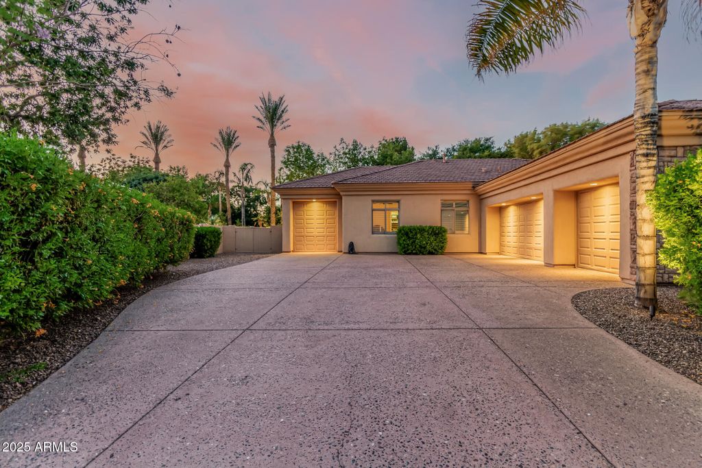 Photo of 1758 E Carver Road, Tempe, AZ 85284 (MLS # 6887215)