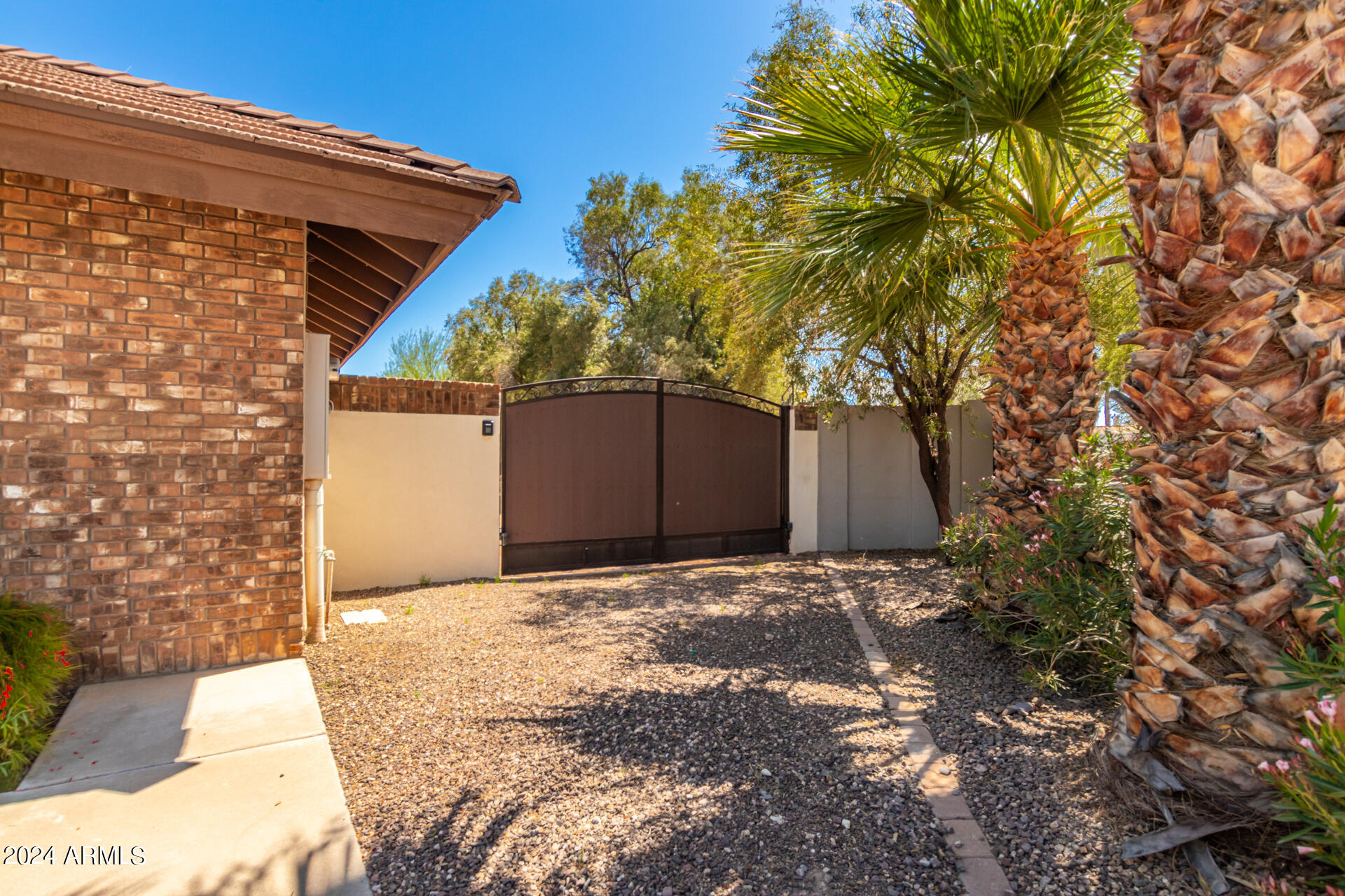 8649 S WILLOW Drive