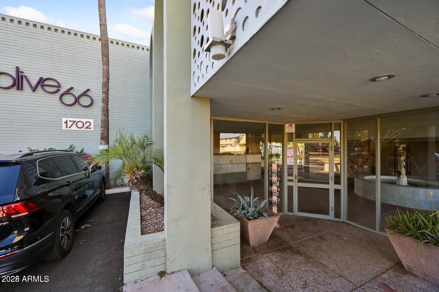 1702 W TUCKEY Lane 212