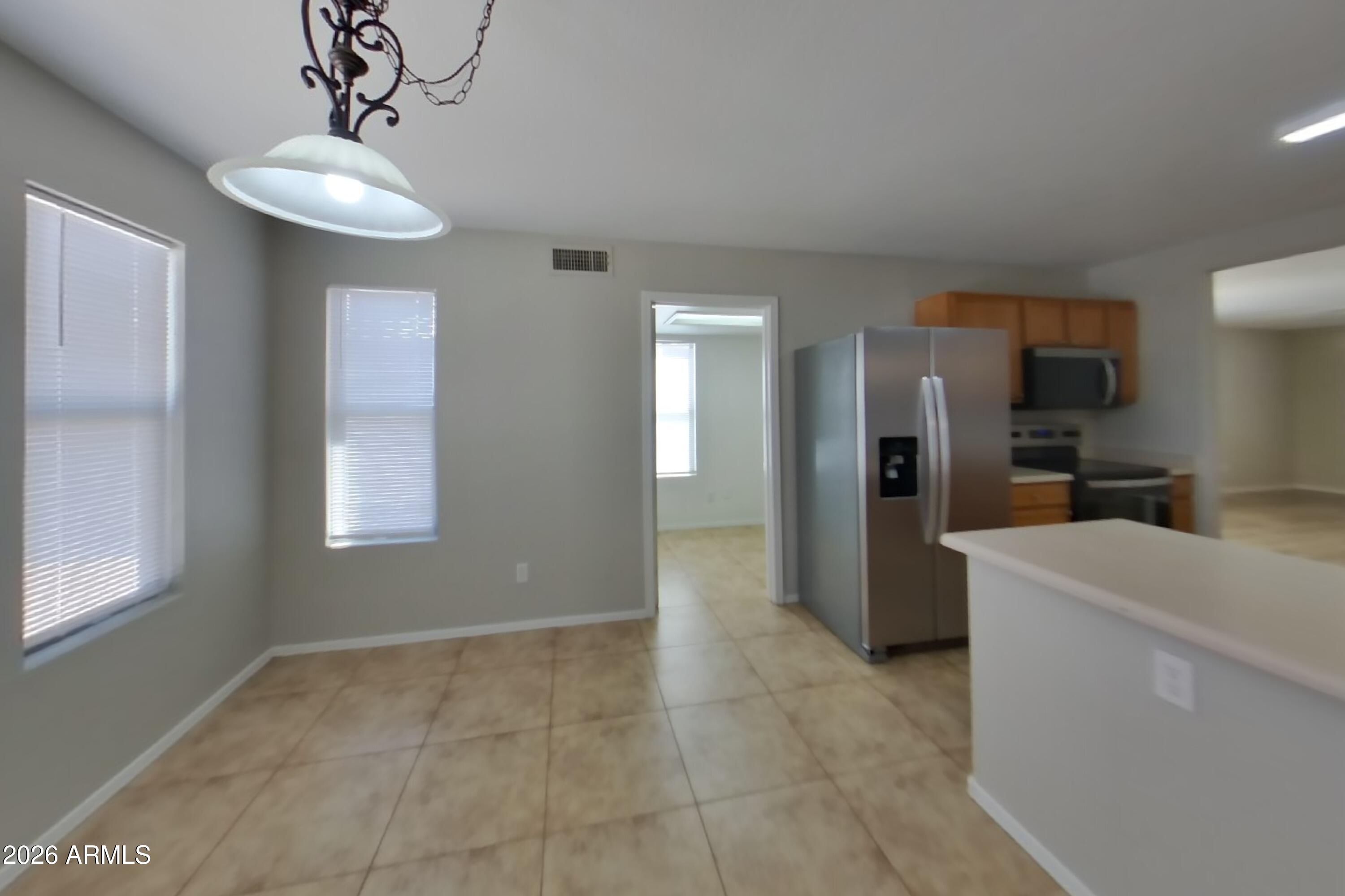 638 W RACINE Loop