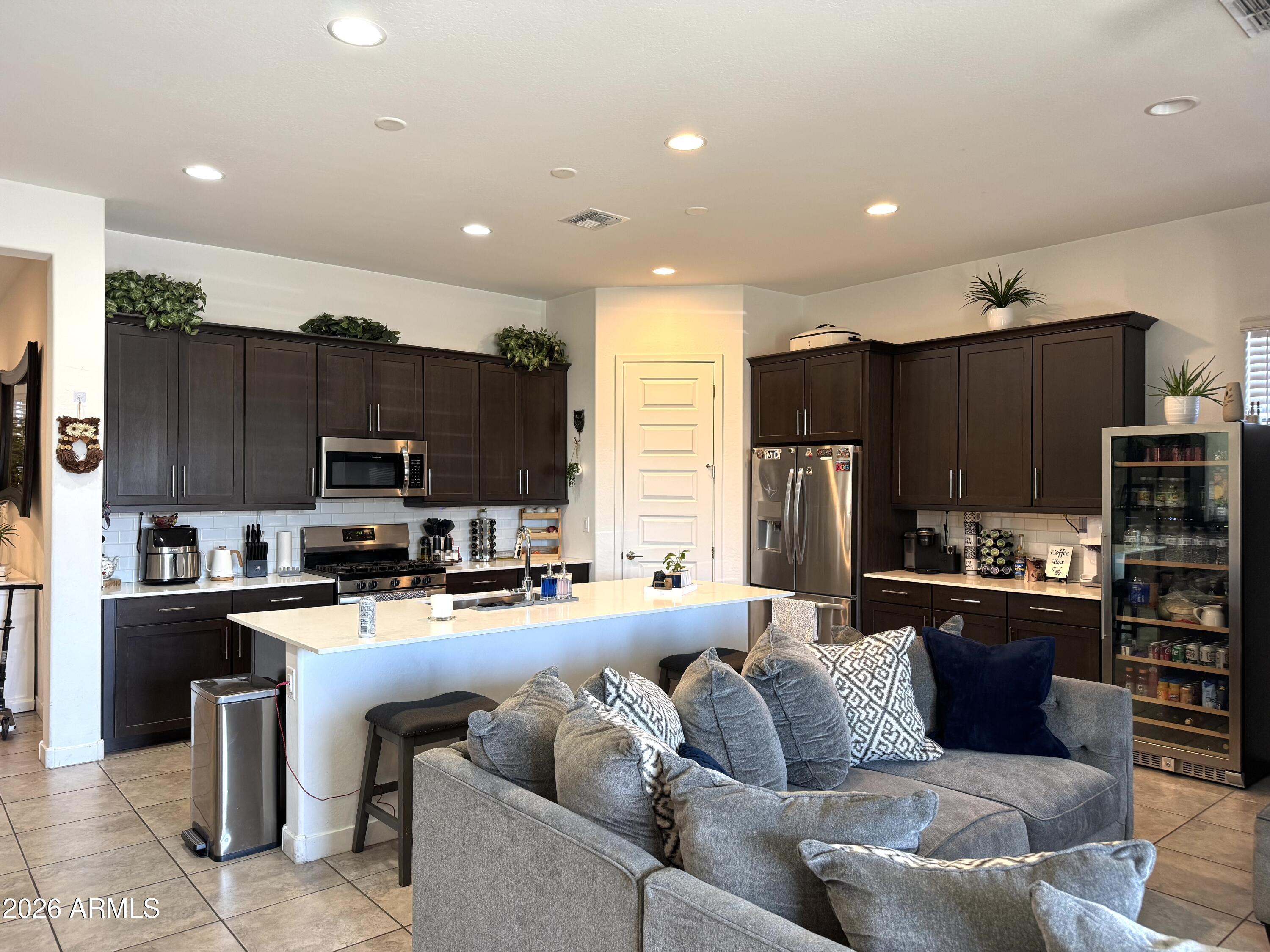 9221 W GLENROSA Avenue