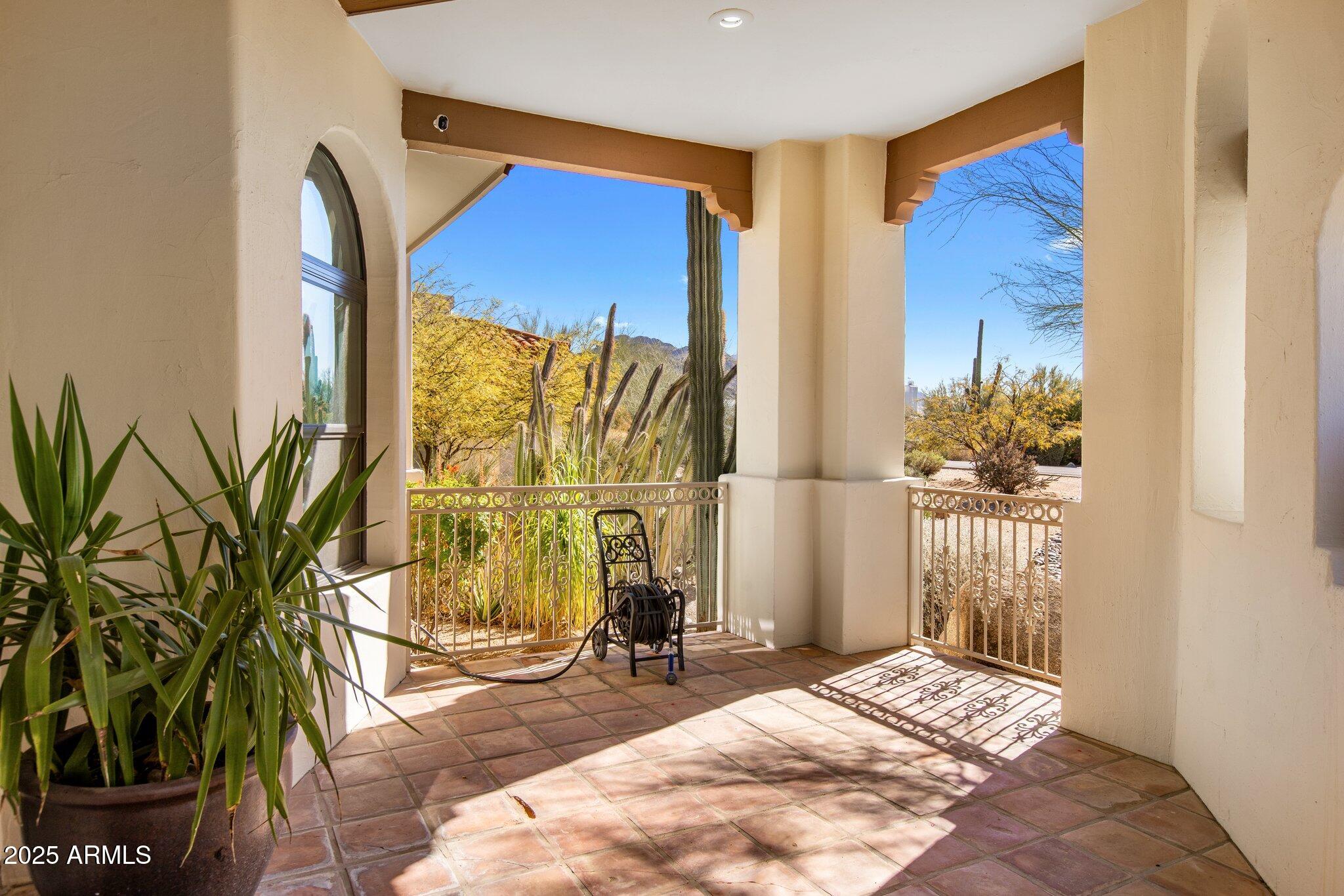 9370 E Calle De Las Brisas --