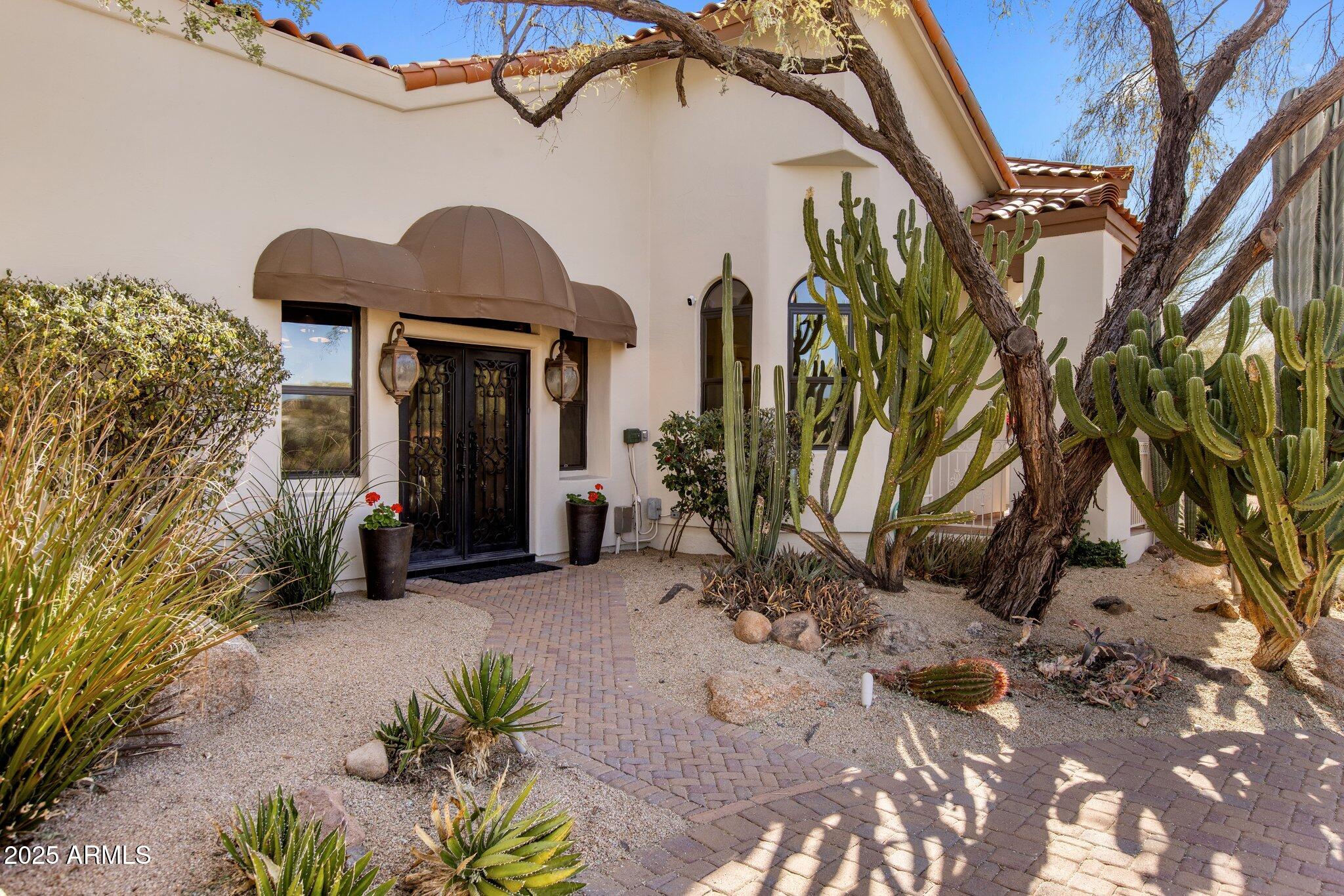 9370 E Calle De Las Brisas --