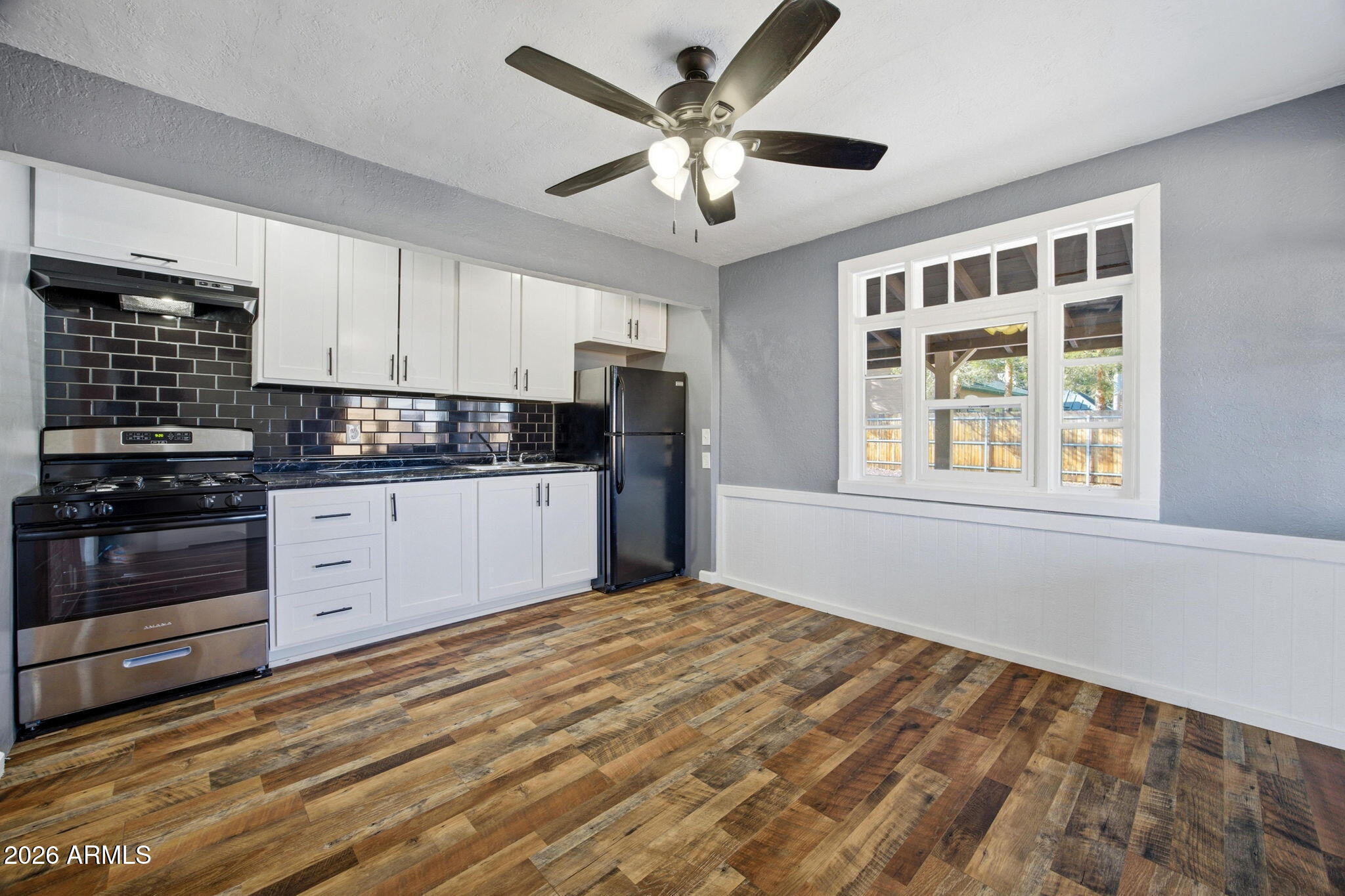 1897 W WHITE MOUNTAIN Boulevard