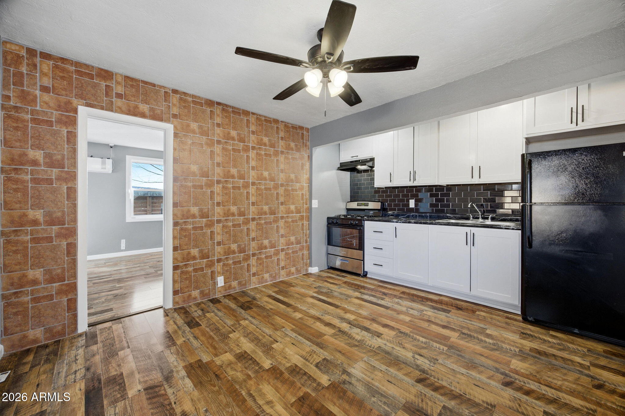 1897 W WHITE MOUNTAIN Boulevard