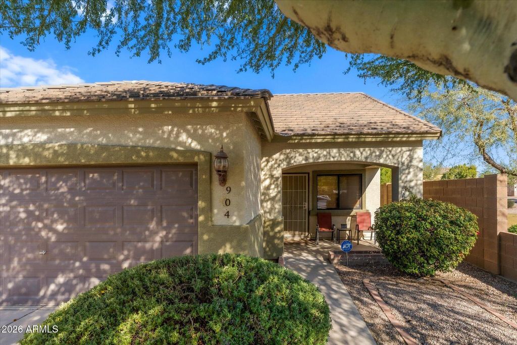 Photo of 904 W Saint Charles Avenue, Phoenix, AZ 85041 (MLS # 7002838)