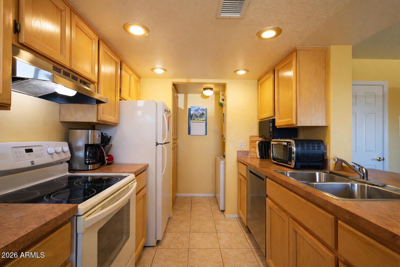 CENTER COURT VILLAS - Residential