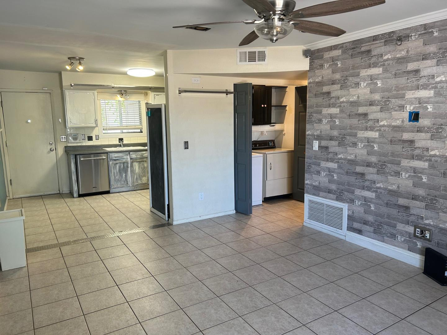 1320 W 3rd Street Apt 2
