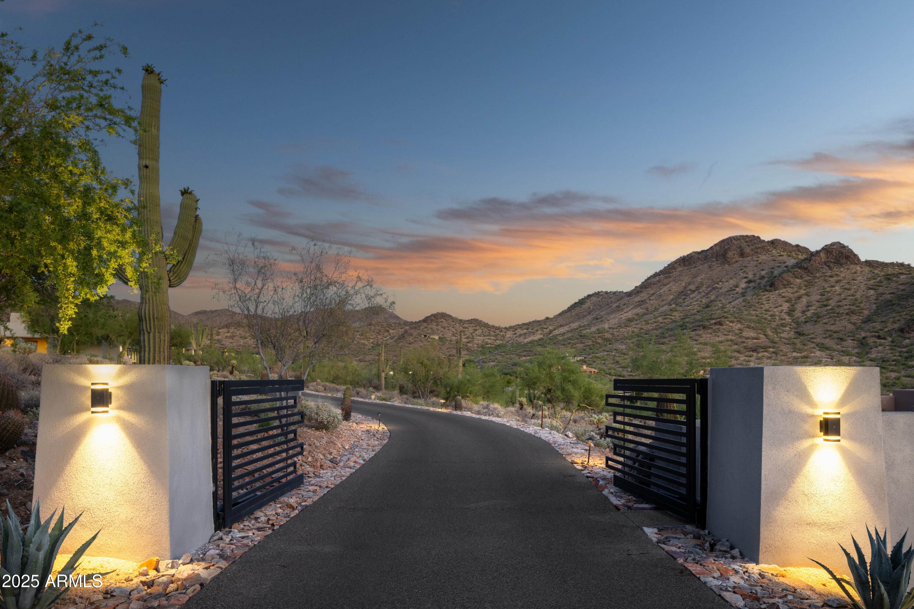 10315 E CALLE DE LAS BRISAS --