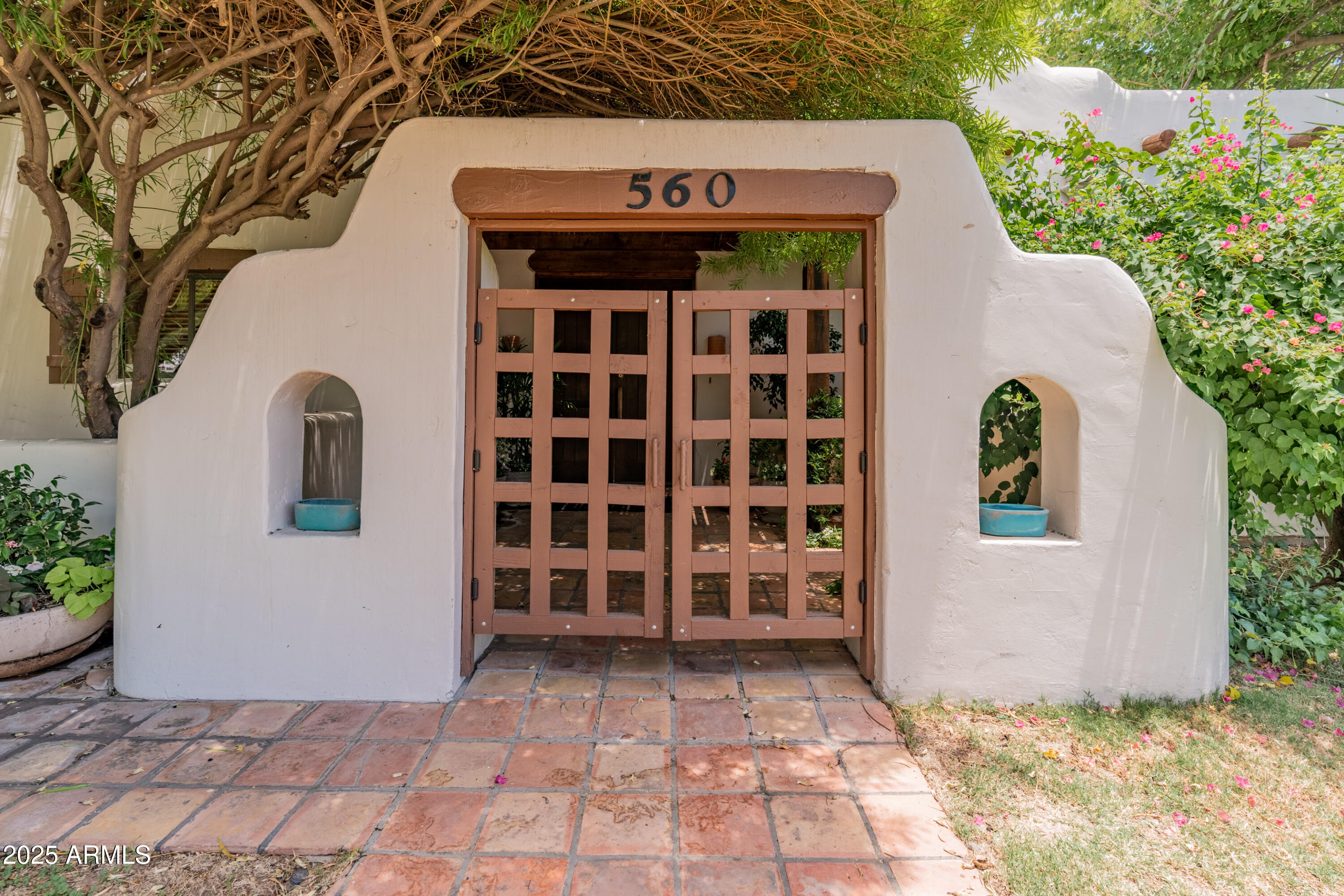 560 W MONTEBELLO Avenue