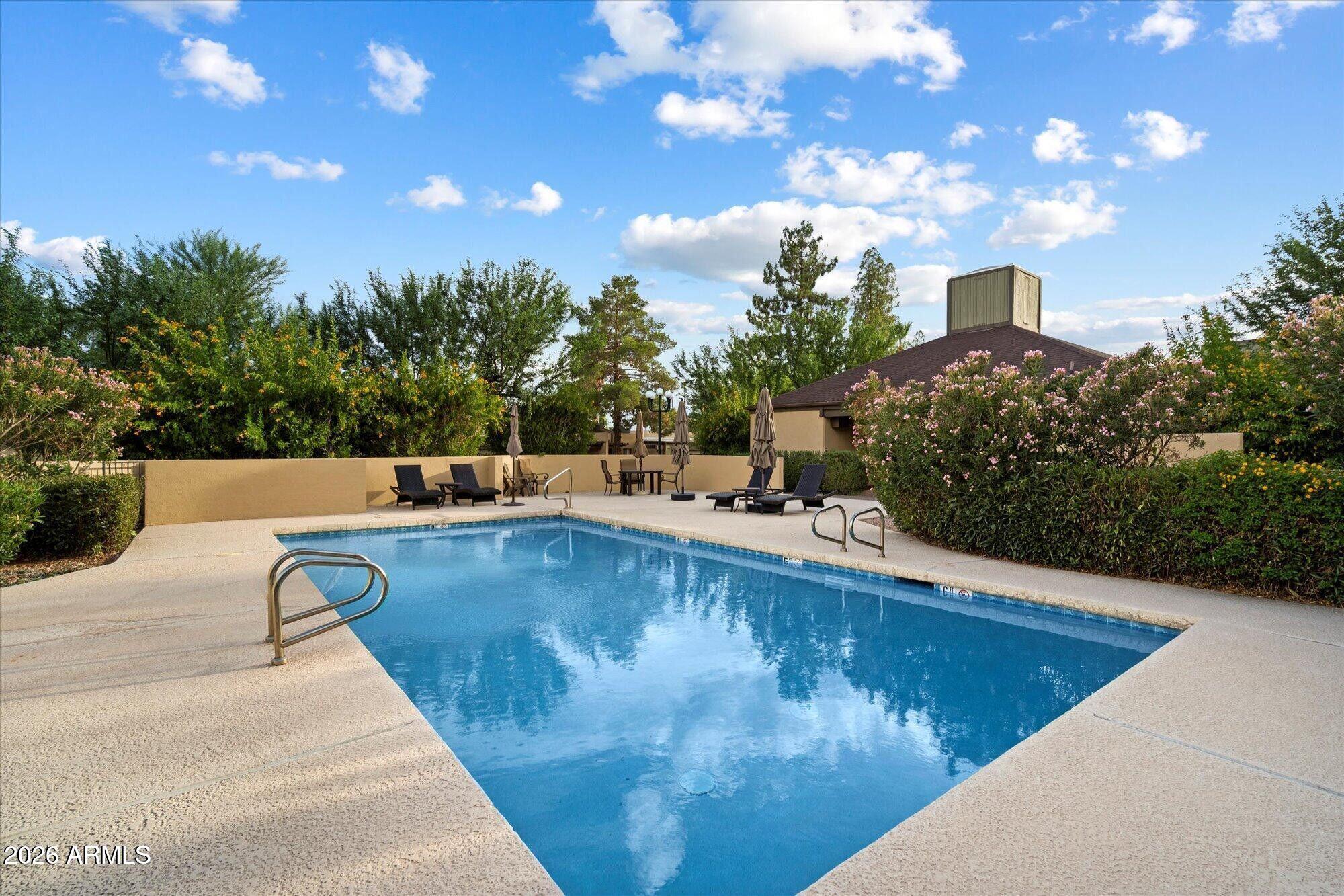 7352 N 7TH Place