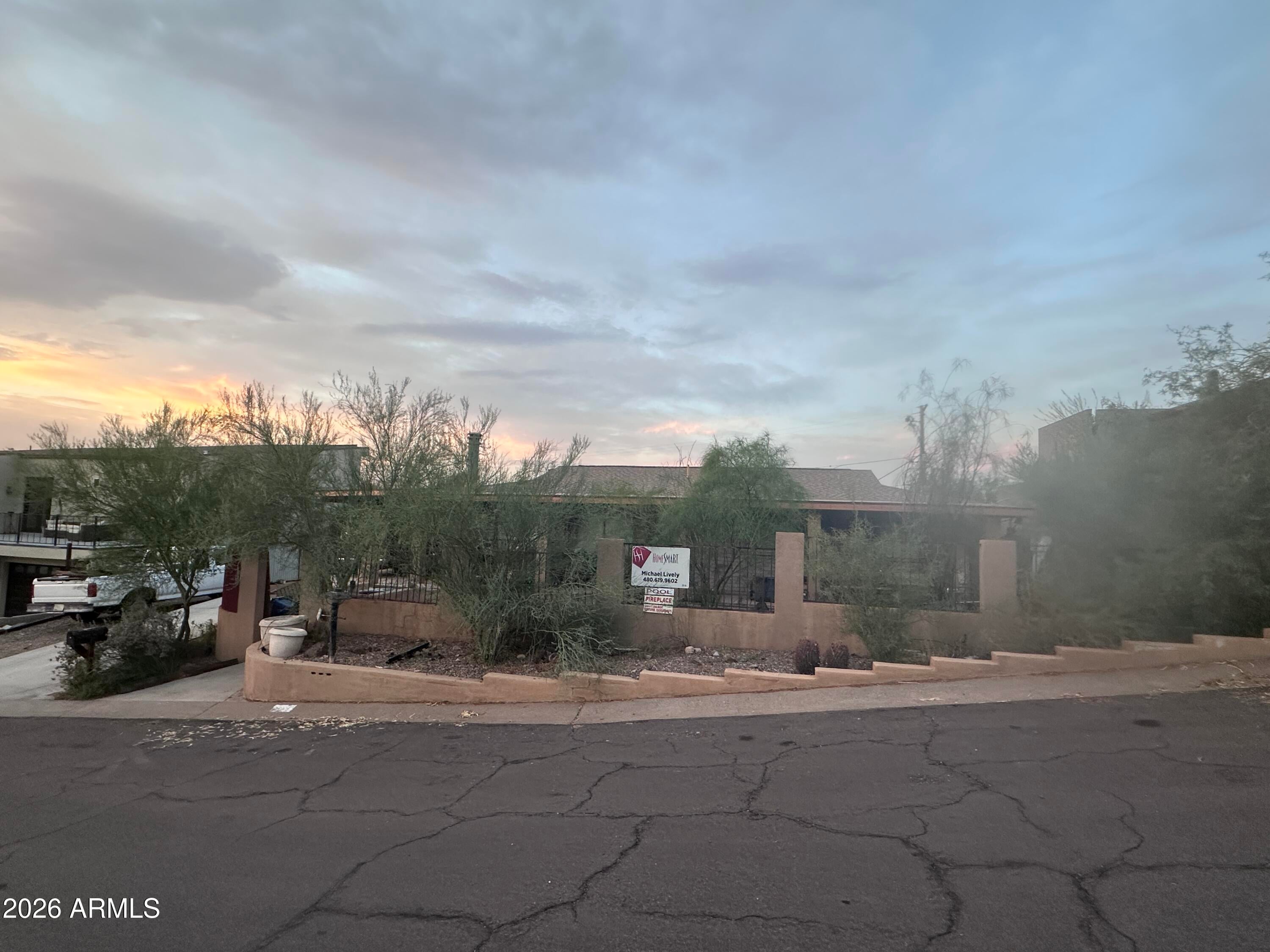 939 W MERCER Lane