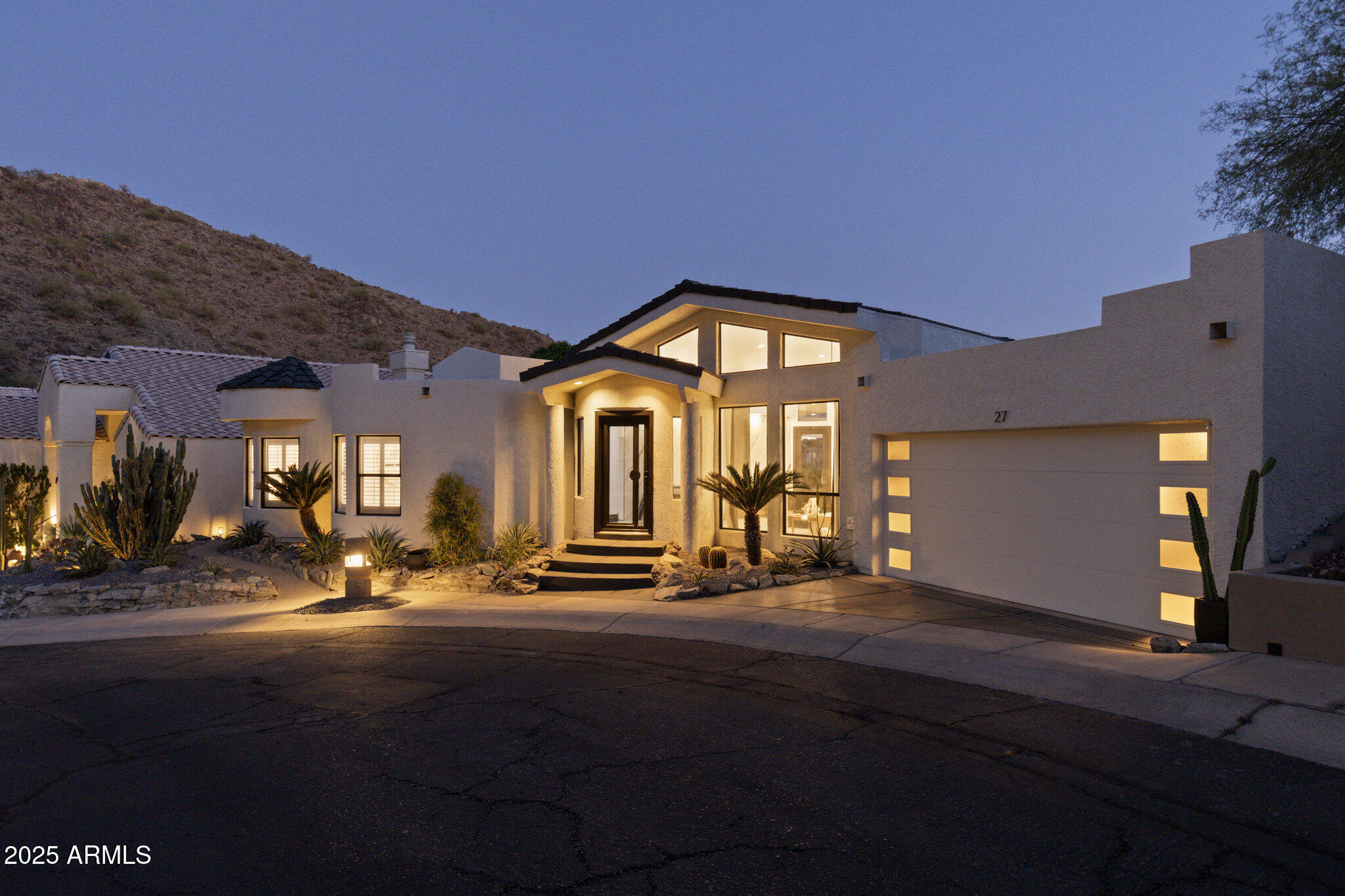27 W COCHISE Drive