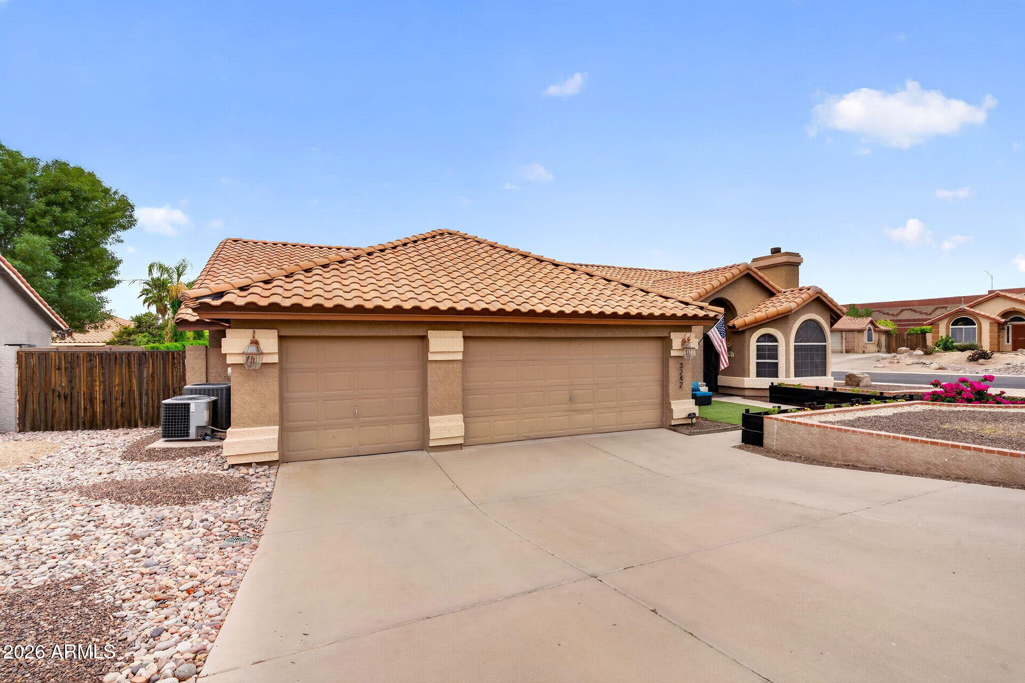 3242 n ricardo circle