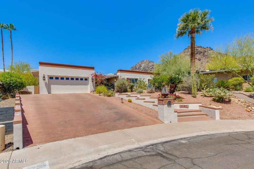 Spacious single-level home with NO INTERIOR STEPS, ideally located near SR-51 and Lincoln in a quiet enclave surrounded by trailheads and walking paths. Filled with natural light, the home offers expansive living spaces, 5 bedrooms, and a flexible floorplan designed for comfortable everyday living and entertaining. The backyard features a giant diving pool, fantastic patio space for entertaining or everyday enjoyment.  You'll enjoy mountain and city view from select vantage points. Enjoy quick access to downtown Phoenix, top area schools, hiking, dining, and shopping while tucked into a peaceful setting near the mountains.