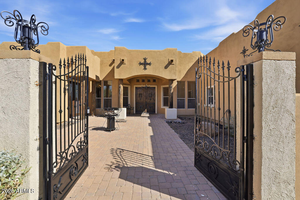 1506 E RED RANGE Way