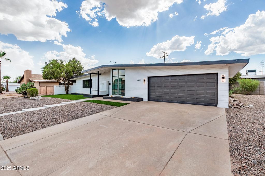 Photo of 1920 N Cavalier Drive, Tempe, AZ 85288 (MLS # 6918617)