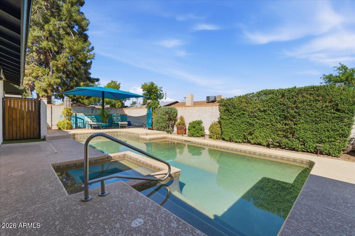 1208 W LOUGHLIN Drive