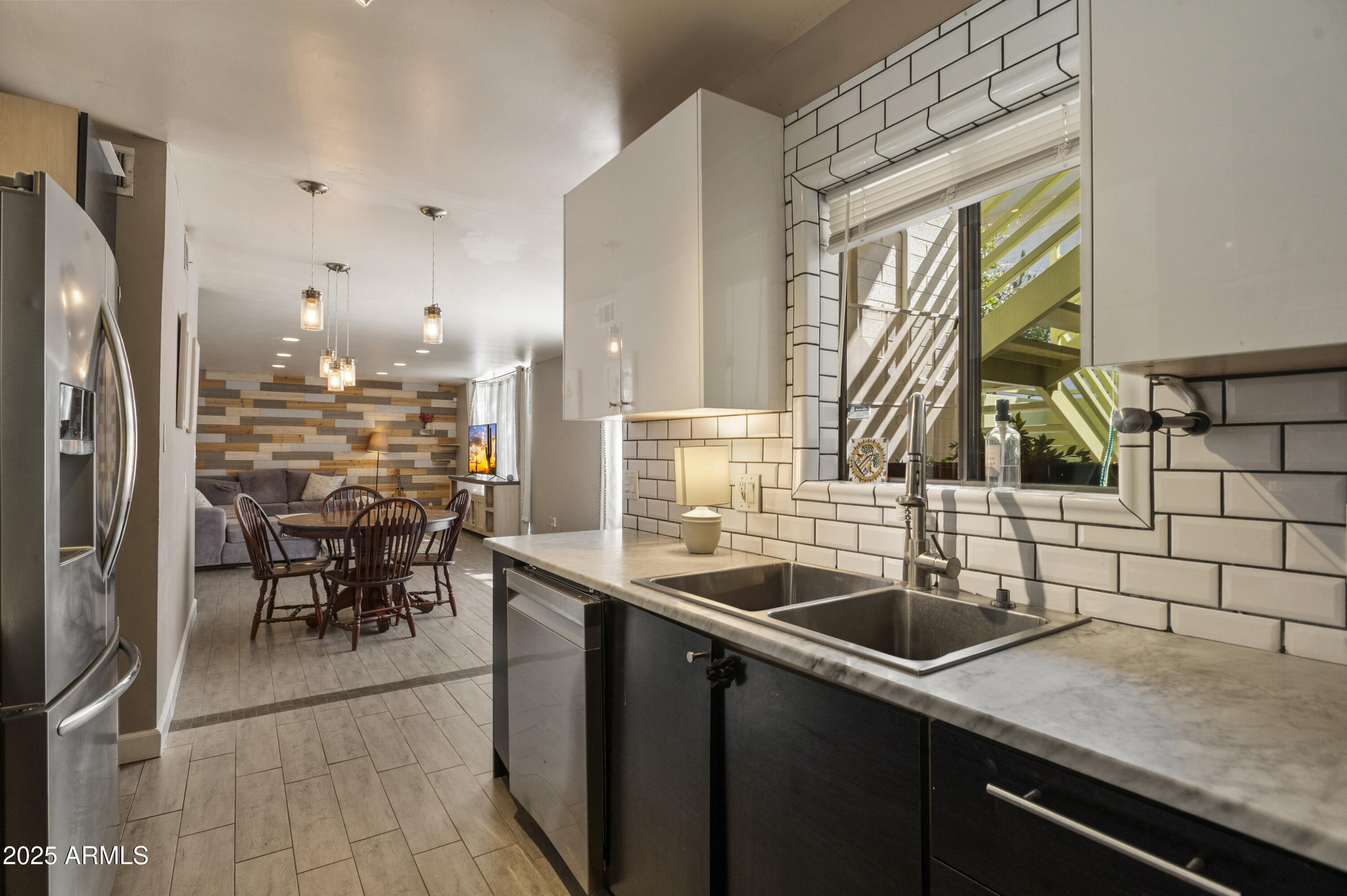 102 W MARYLAND Avenue C1