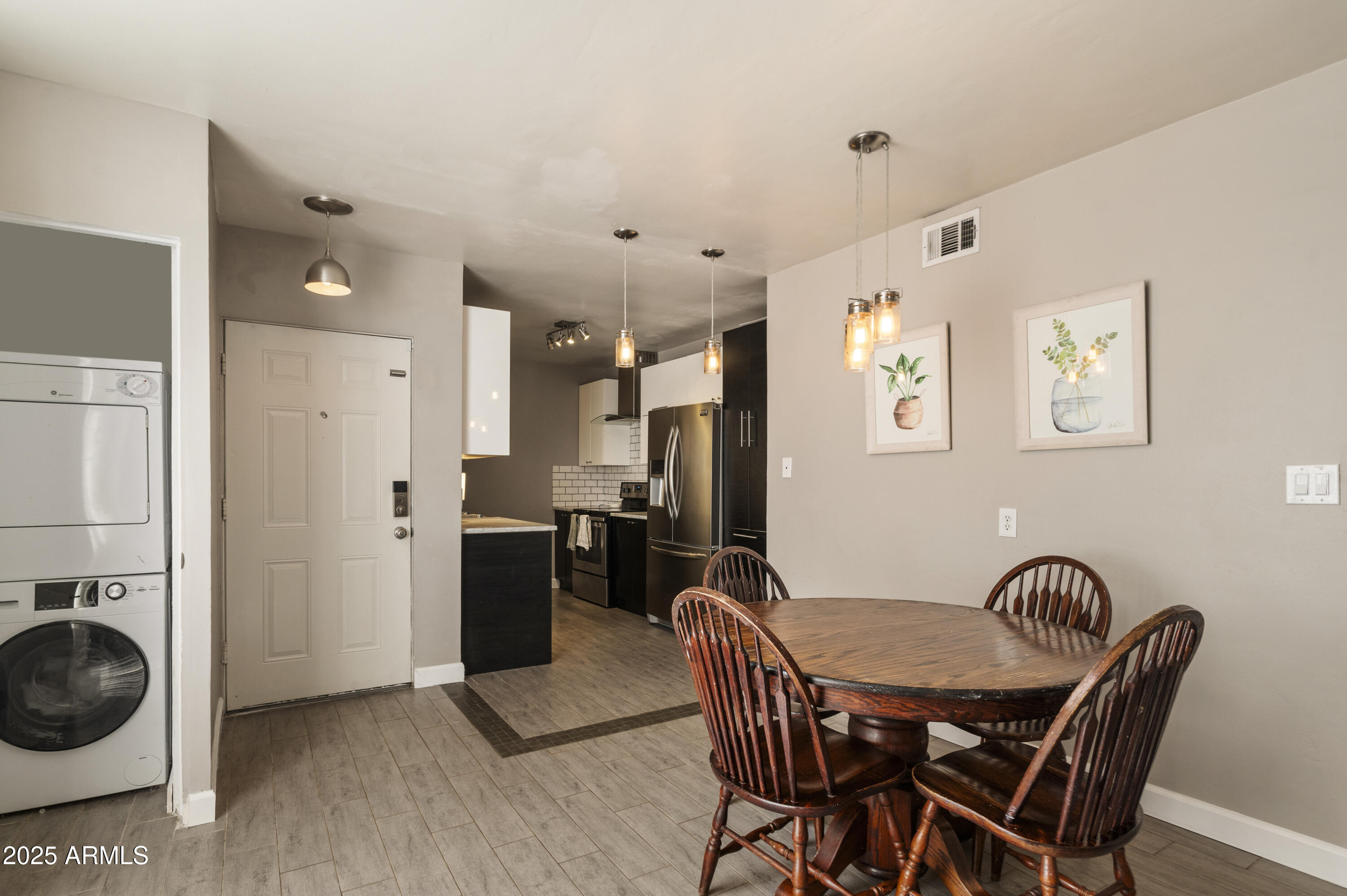 102 W MARYLAND Avenue C1