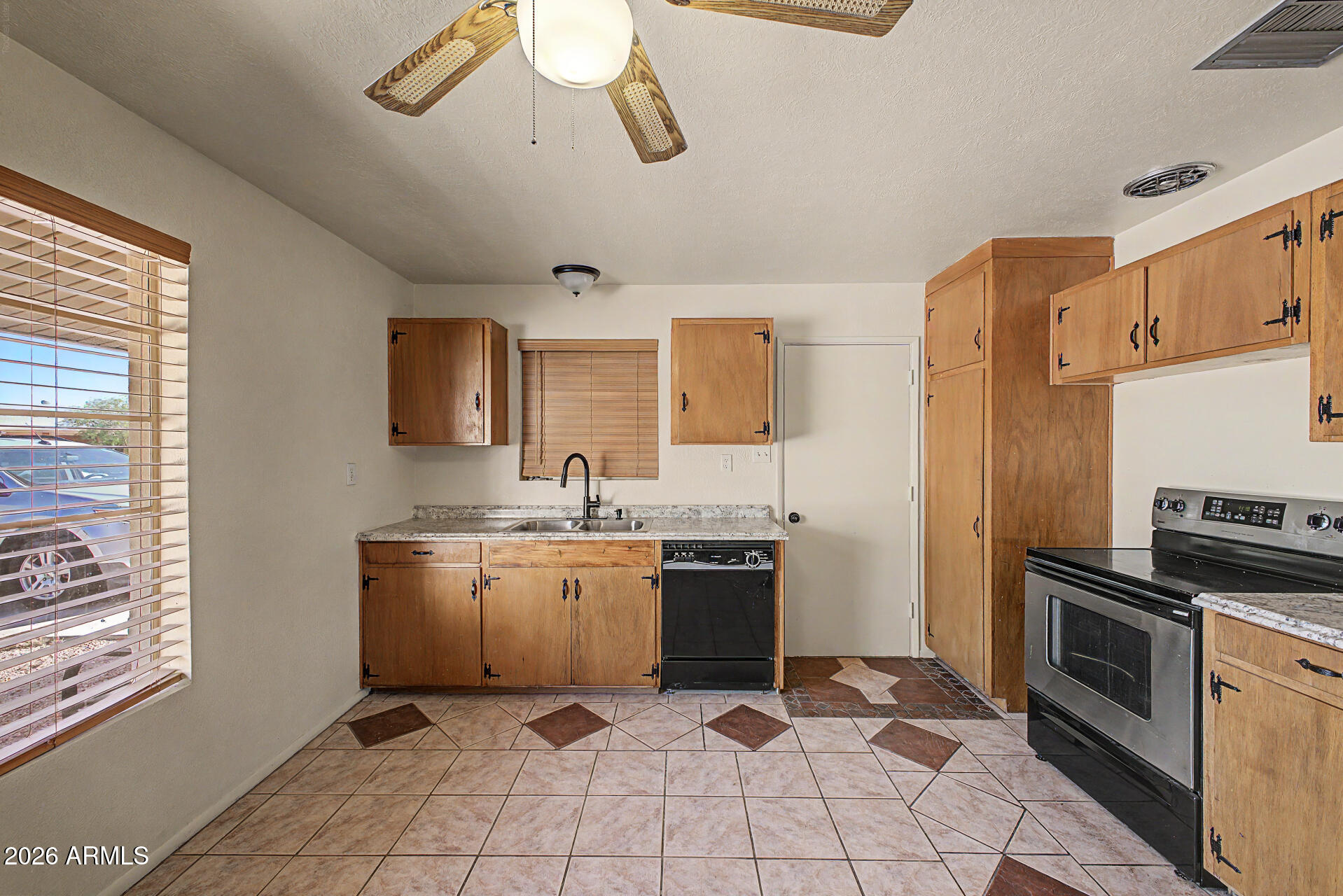 924 E GRANADA Avenue