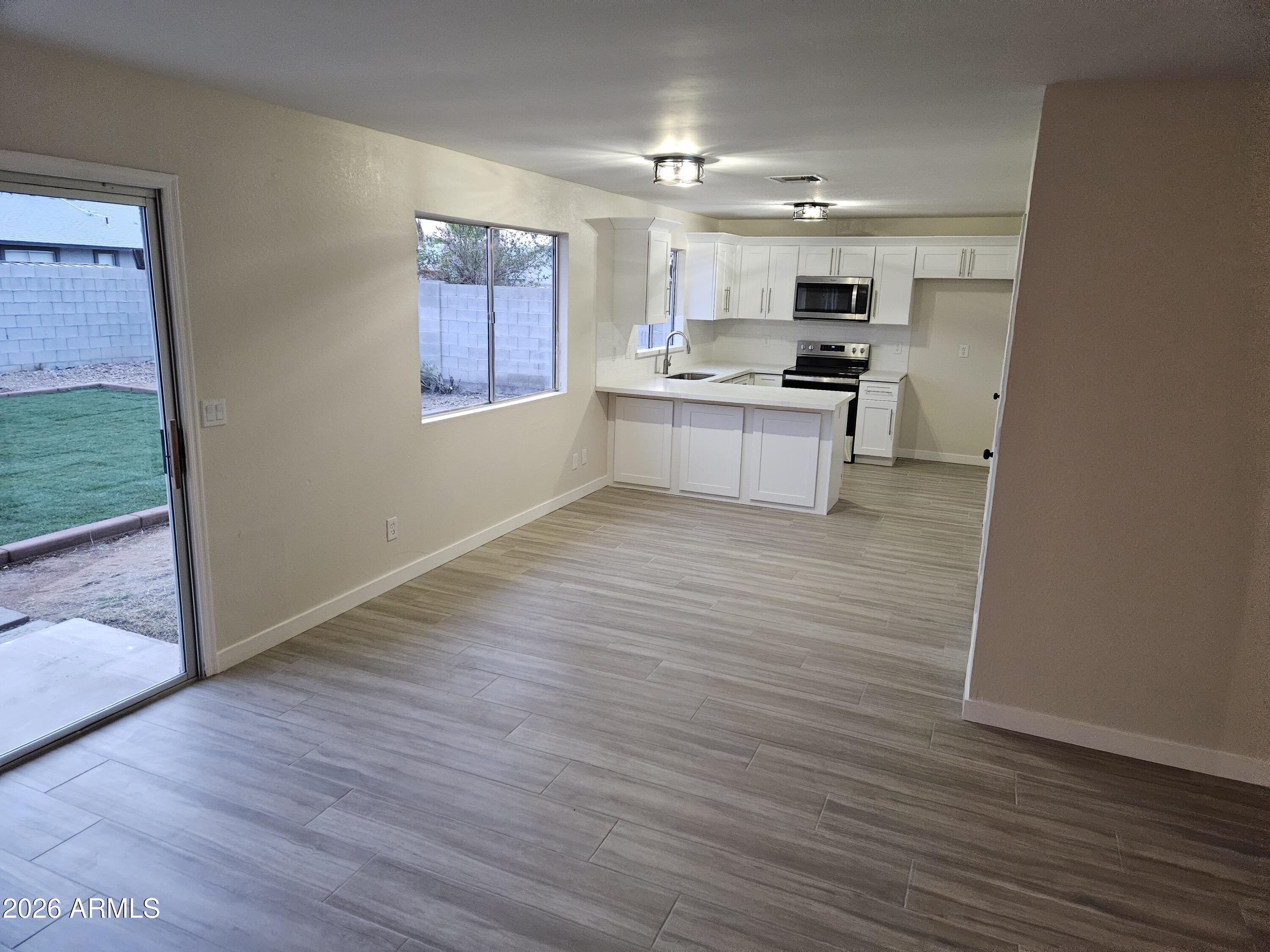 8949 W CINNABAR Avenue