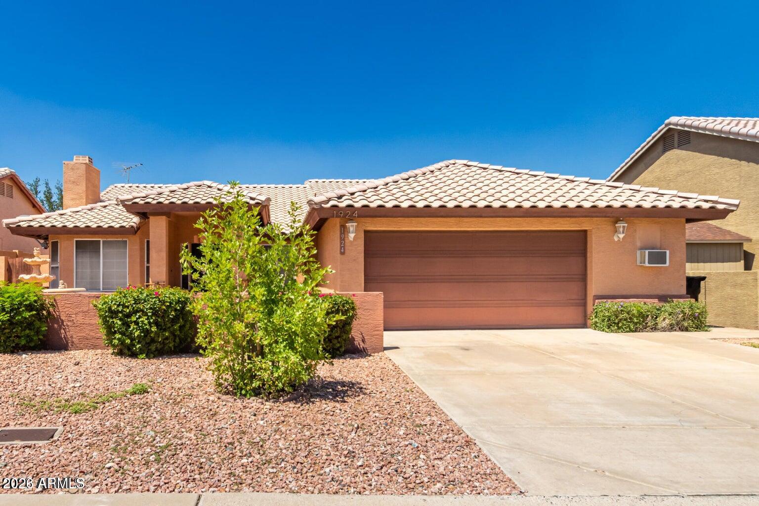 1924 E SHARON Drive