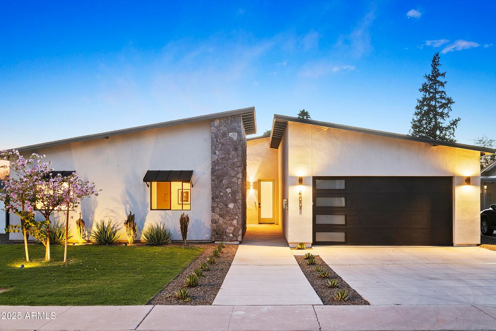 Photo of 4002 N 33rd Place, Phoenix, AZ 85018 (MLS # 7000788)