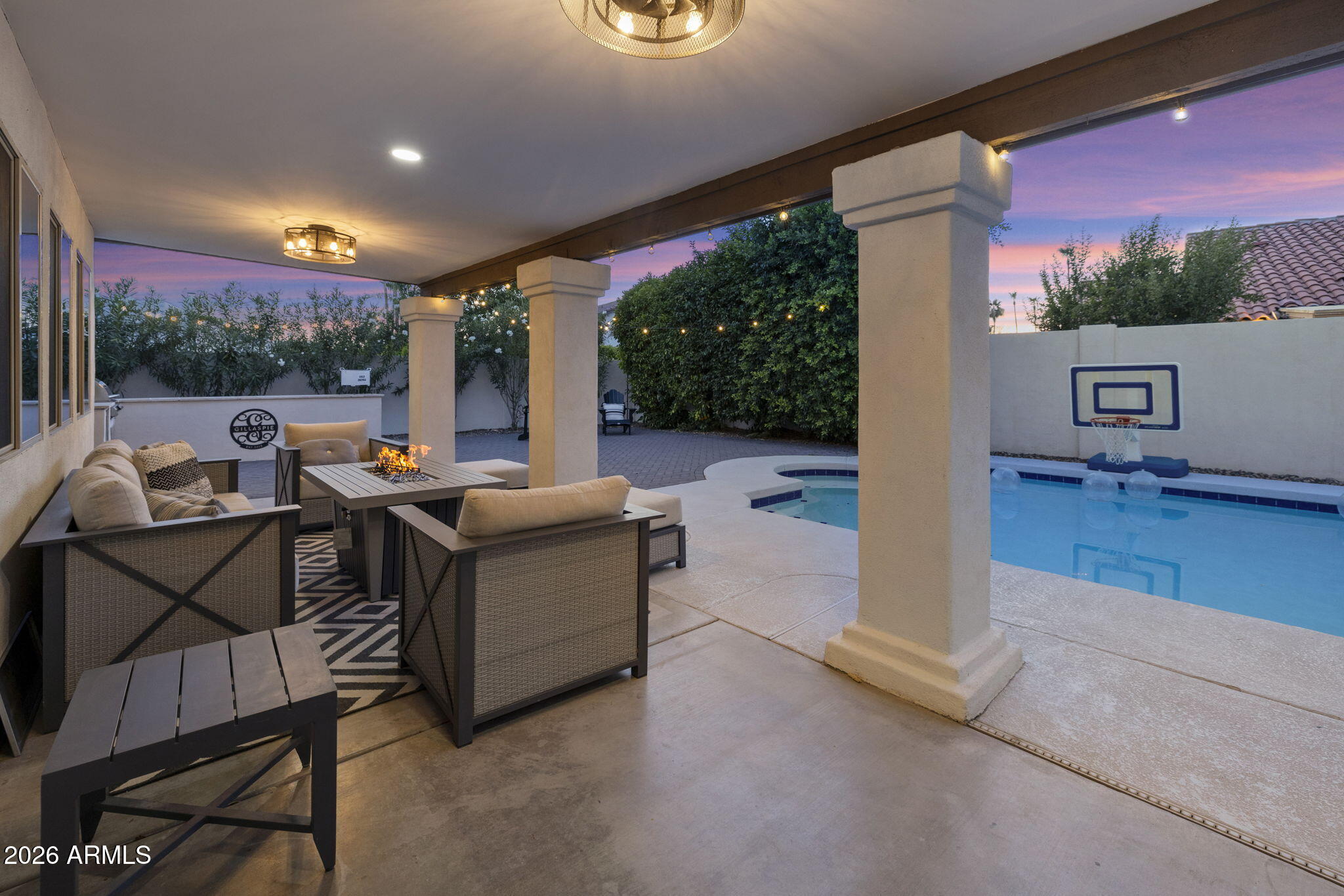 8672 E THOROUGHBRED Trail