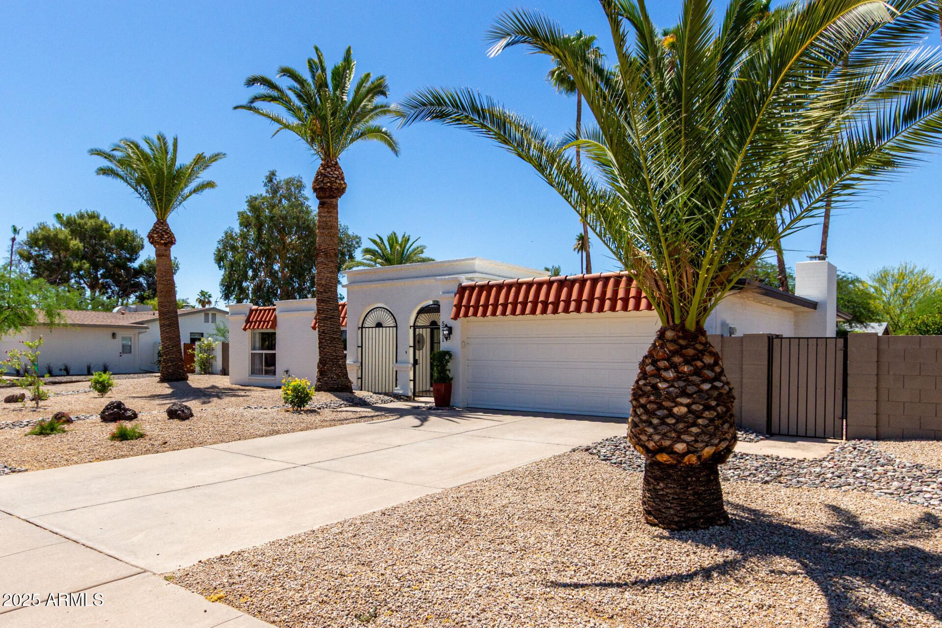 5211 E WINCHCOMB Drive