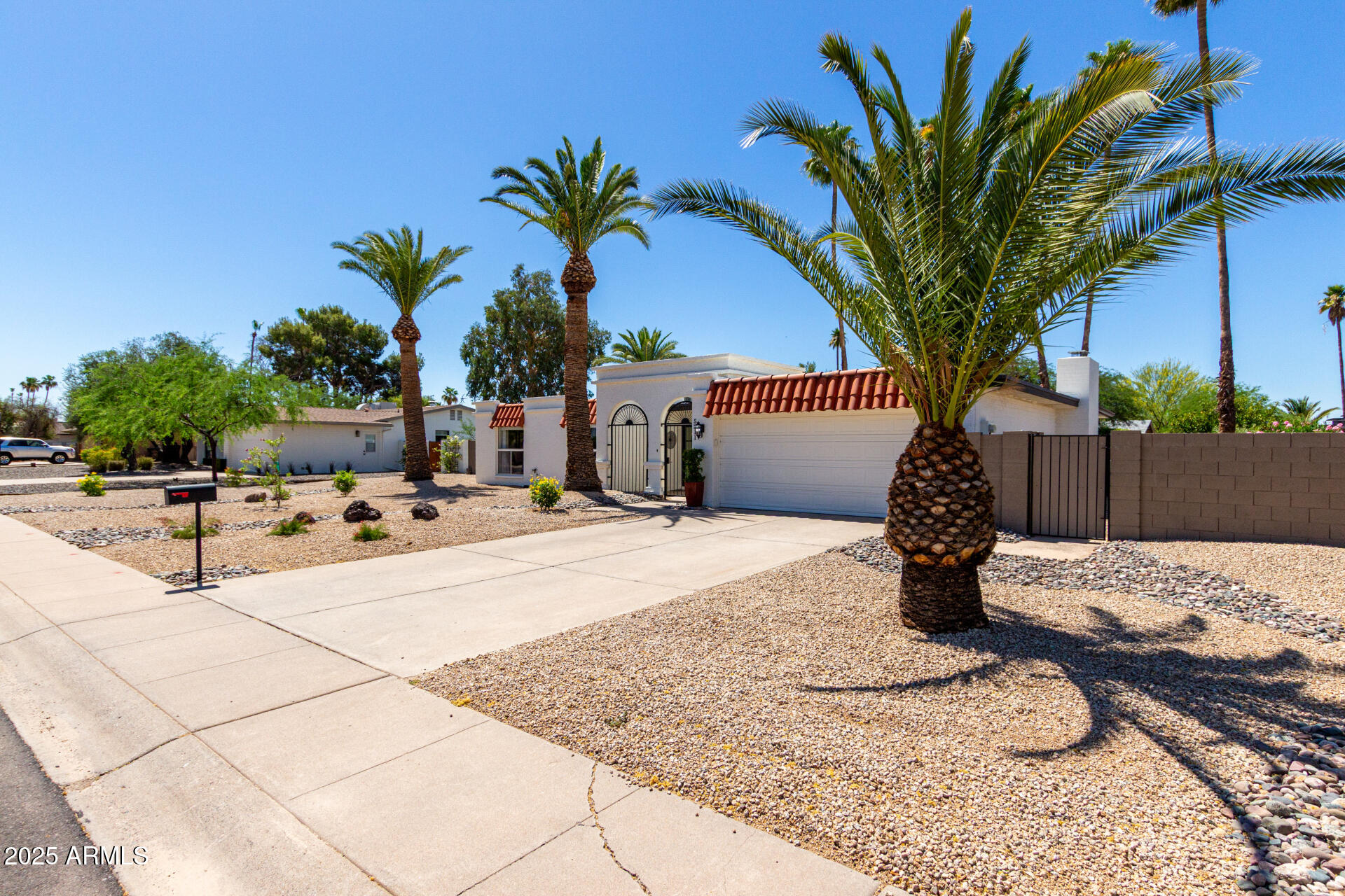 5211 E WINCHCOMB Drive