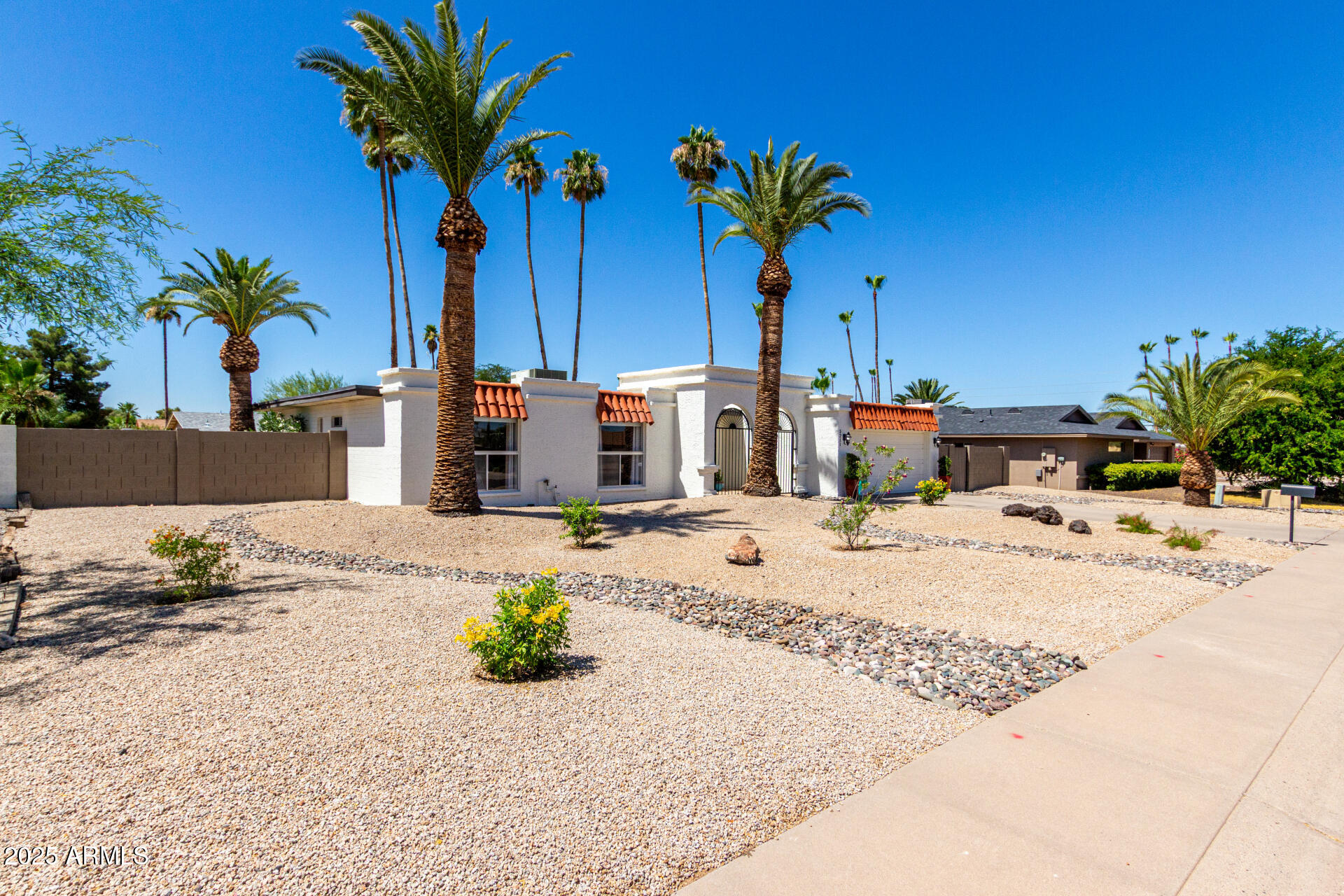 5211 E WINCHCOMB Drive