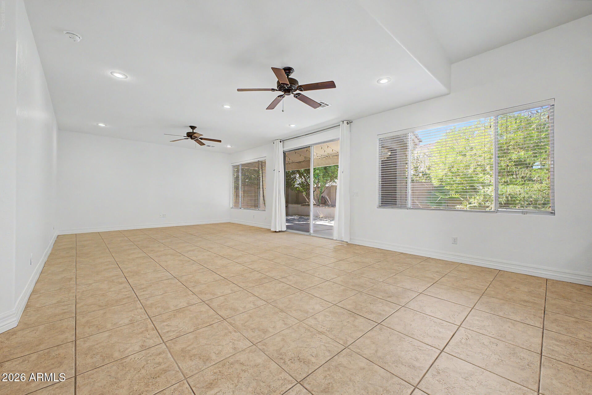1223 W WALTANN Lane