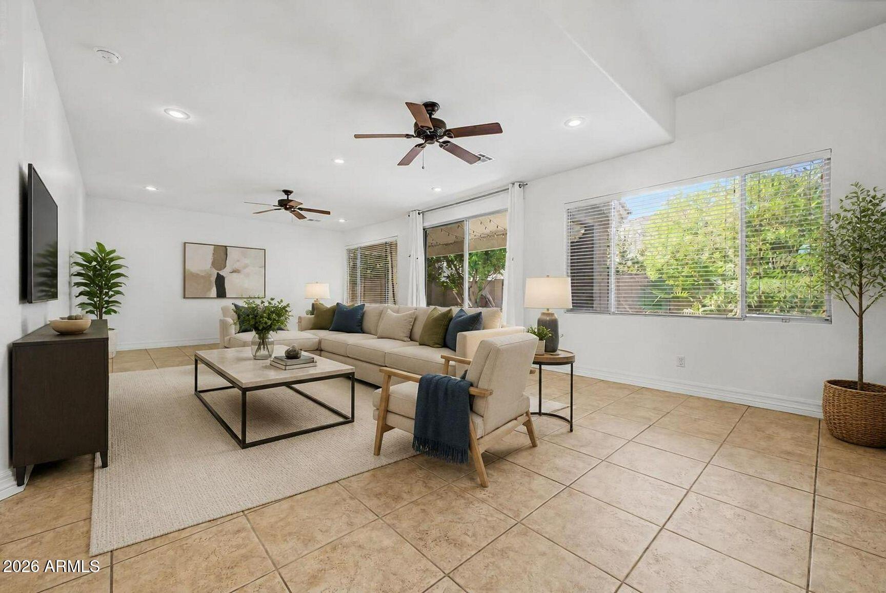 1223 W WALTANN Lane