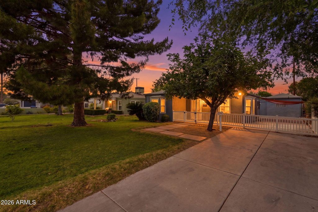 Photo of 1046 E Clarendon Avenue, Phoenix, AZ 85014 (MLS # 7024179)