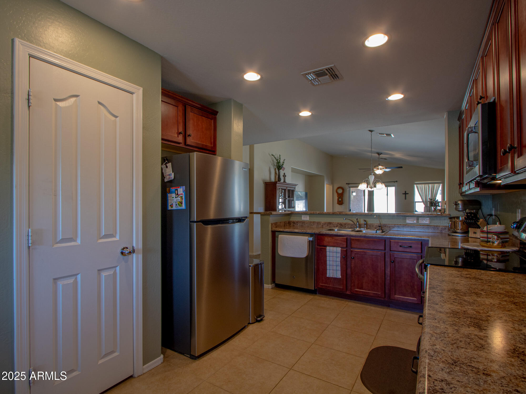 Buckeye, Arizona 85326, United States, 3 Bedrooms Bedrooms, ,2 BathroomsBathrooms,Residential,Pending,98066